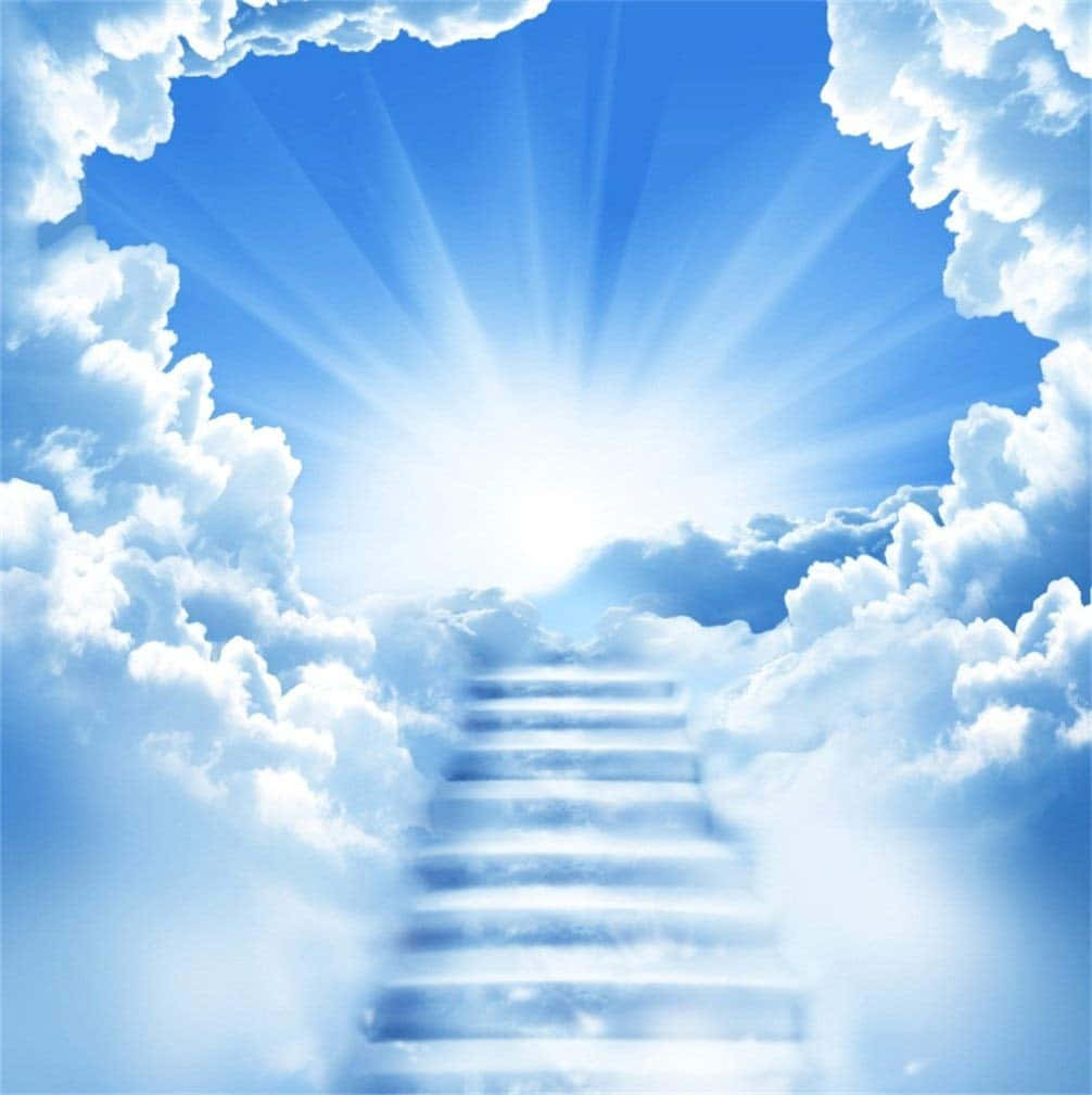 Rest In Peace Heaven 桌布 壁紙 — 一道耀眼的樓梯穿過蓬鬆的白雲，朝向晴朗藍天中刺眼的太陽光芒上升。