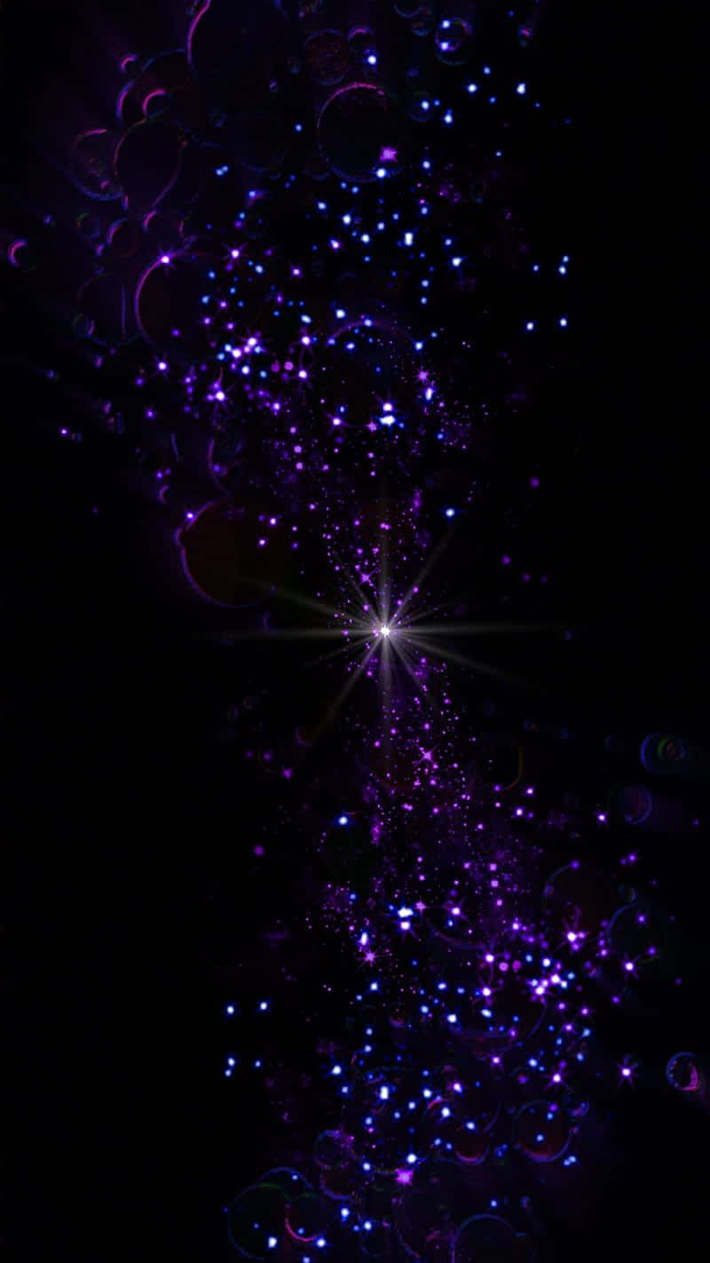 Stars 桌布 壁紙 — 一道耀眼的紫色星爆從宇宙核心噴發而出，周圍環繞著發光的球體和閃爍的粒子，背景是黑色虛空。