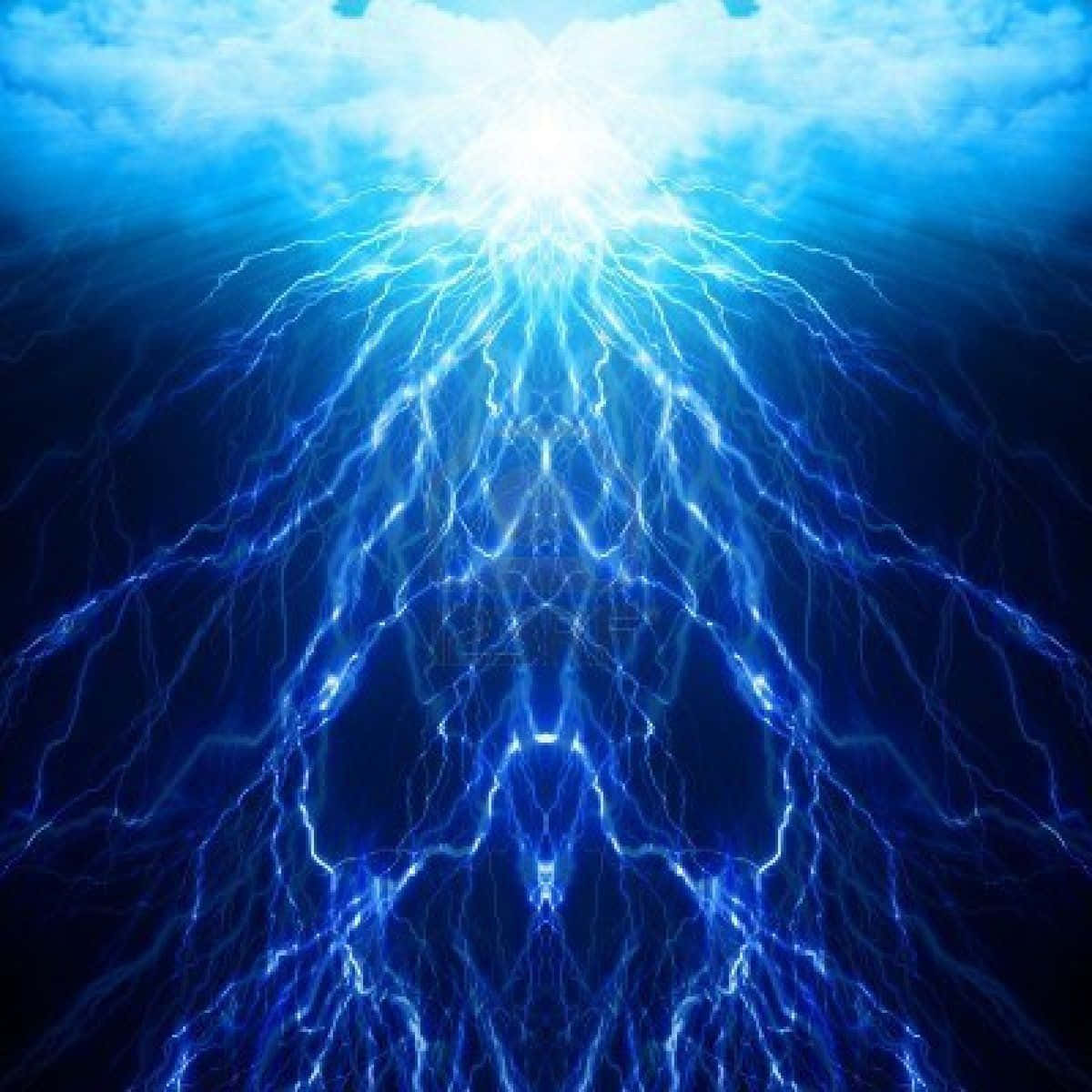 Lightning Bolt 桌布 壁紙 — 一道耀眼的藍色閃電從明亮的天空向下劈開黑暗的水面。