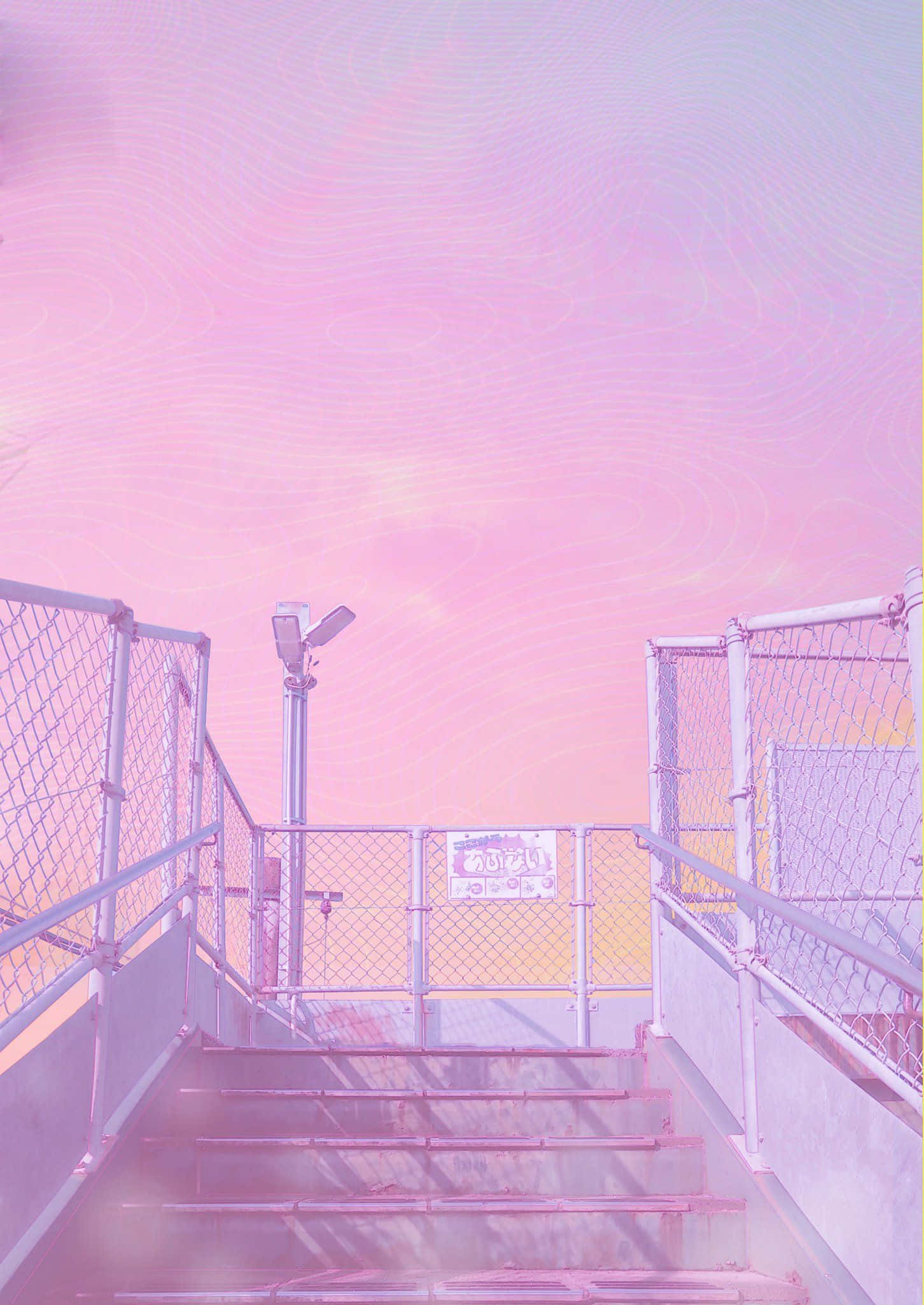 Purple Pastel Aesthetic 桌布 壁紙 — 一道金屬樓梯連同鐵絲網圍欄，向上延伸至帶有漩渦圖案的超現實粉紅和紫色天空。