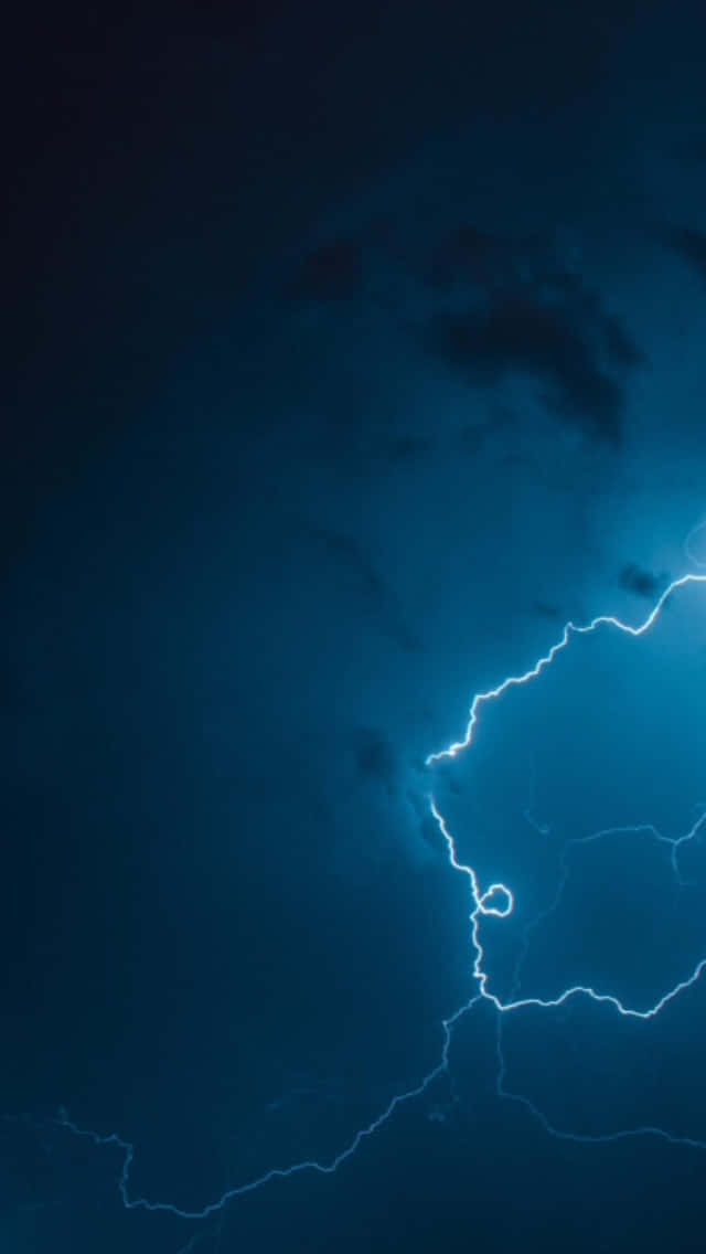 桌布 壁紙 — 一道鋸齒狀的電藍色閃電在深靛藍色的暴風雨天空中分叉。