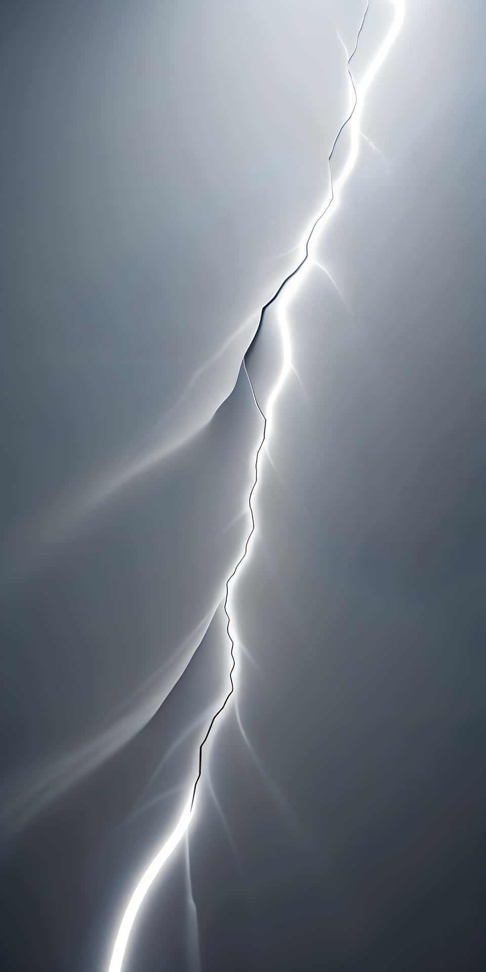 Glowing Curve and Deep Line on Gray with White Background 壁紙 — 一道鋸齒狀閃電劈開漸變灰色天空，帶有亮白色和電光藍色亮點。