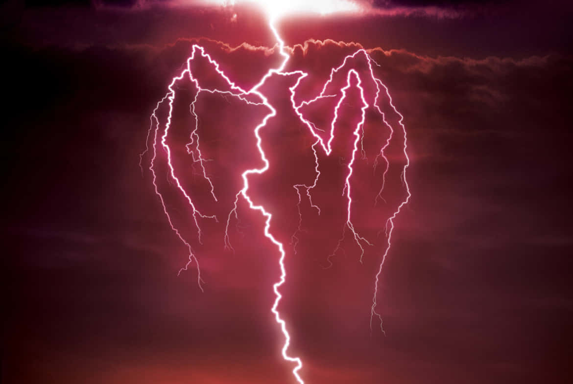 Red Lightning 桌布 壁紙 — 一道鋸齒狀閃電將黑暗的天空劈成兩半，形成一個破碎的心形輪廓，散發著電光粉紅的光芒。