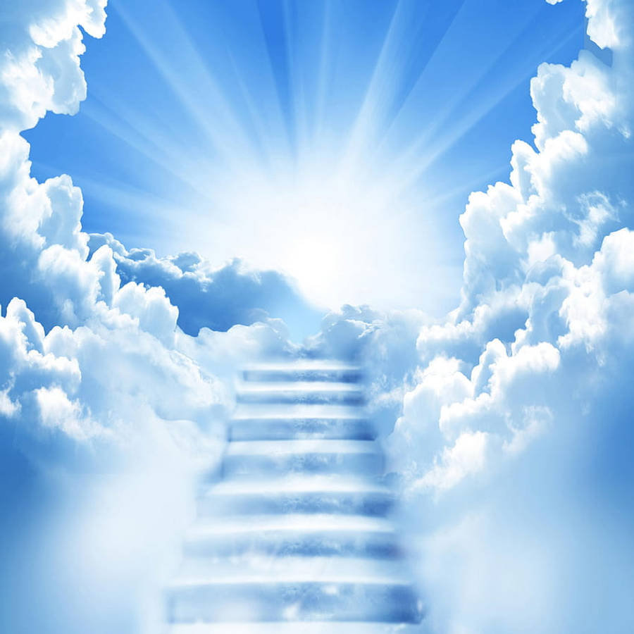 Heavenly Angels 桌布 壁紙 — 一道閃耀的樓梯穿過蓬鬆的白雲，向上延伸至寧靜藍天中燦爛的陽光爆發。