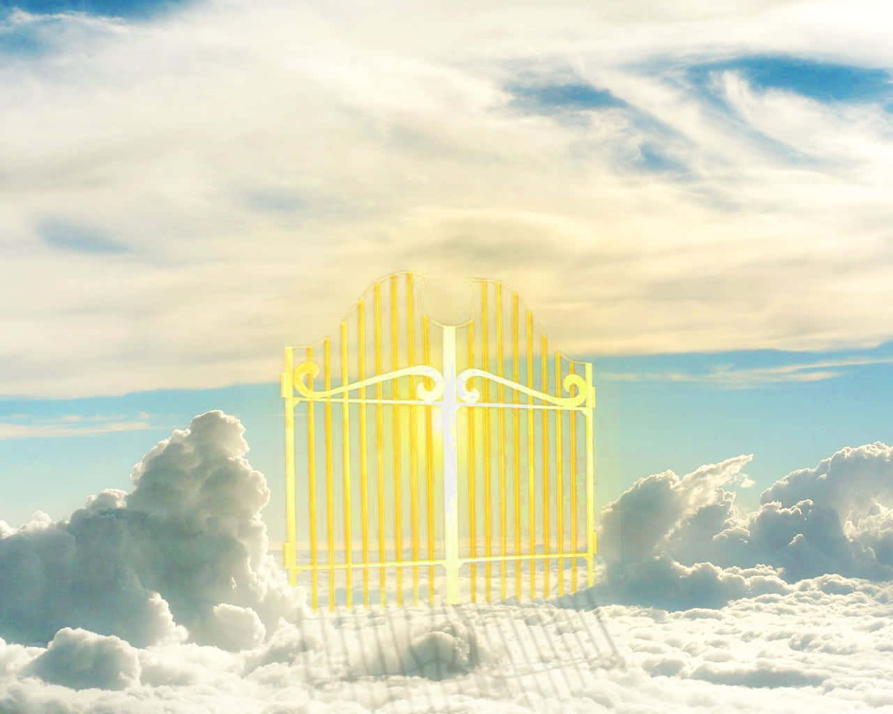 Heaven Gates 桌布 壁紙 — 一道閃耀的金色大門在蓬鬆的白雲中敞開，上方是帶有縷縷白雲的明亮藍天。
