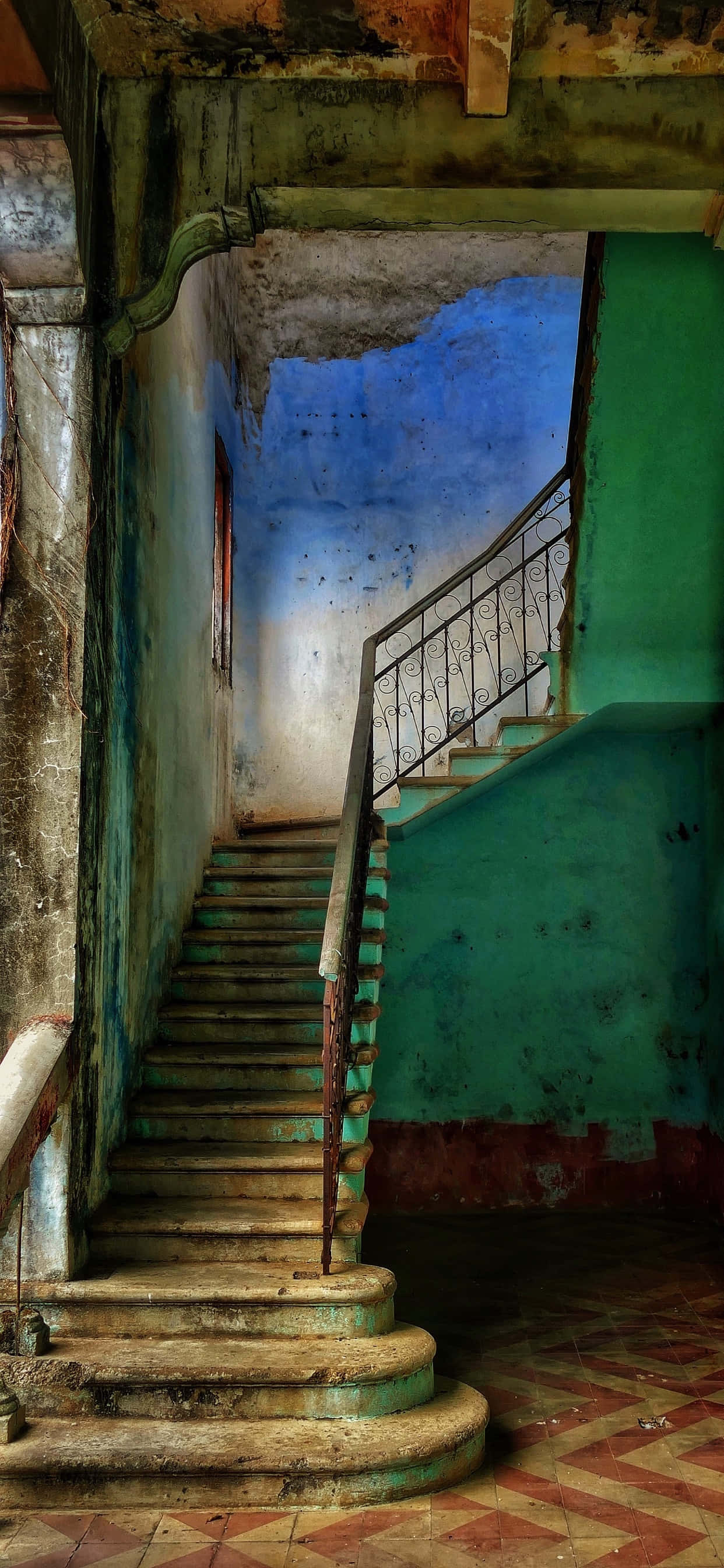 stairs 桌布 壁紙 — 一道飽經風霜的樓梯，綠色油漆剝落，通往畫在 crumbling 牆上的 vivid 藍天。