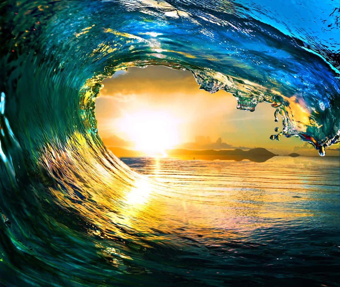 Beach Waves 桌布 壁紙 — 一道驚人彎曲的海浪在頭頂拱起，透過其半透明的管狀露出金色的日落和遙遠的地平線。