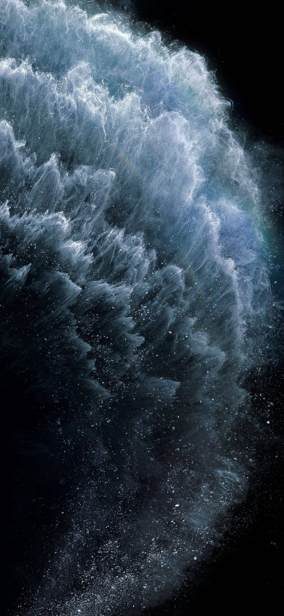 水 桌布 壁紙 — 一道高聳的波浪衝破黑暗，帶有泡沫般的白色浪花和深藍色調。