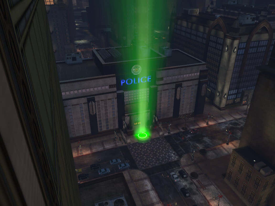 Gotham City Police Department 桌布 壁紙 — 一道高聳的綠色雷射光束在夜間從警察局噴出，照亮了密集城市環境中潮濕的街道。
