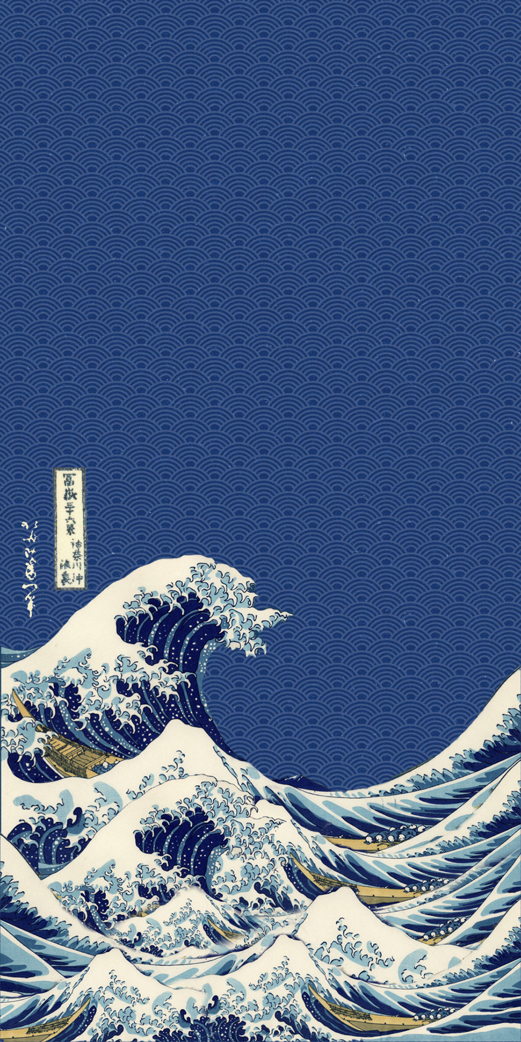 日式海浪 桌布 壁紙 — 一道高聳的藍白相間的波浪，在經典的日本木版畫風格中，撞擊著圖案化的海洋背景。