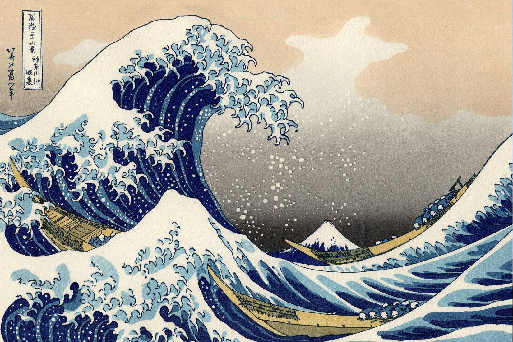 藝術 桌布 壁紙 — 一道高聳的藍色巨浪衝向小船，遠處富士山在蒼白的天空下隱約可見。