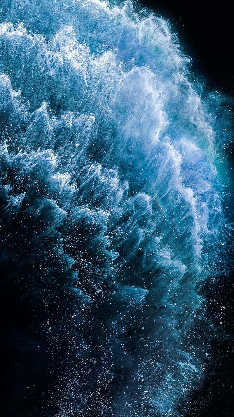 Water iPad 桌布 壁紙 — 一道高聳的藍色波浪向上衝擊，在黑暗虛空中爆發出戲劇性的泡沫和水花。