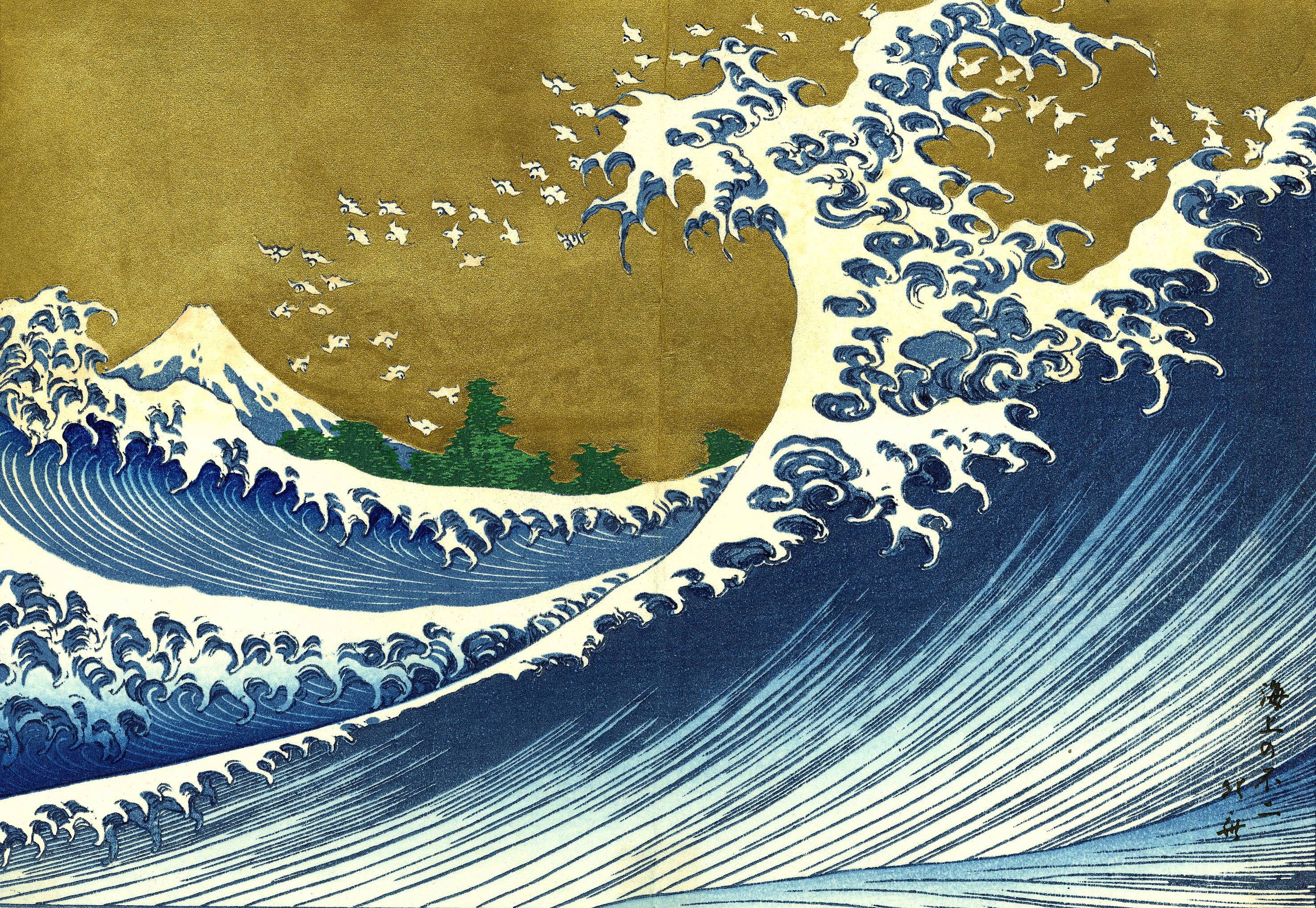 日式海浪 桌布 壁紙 — 一道高聳的藍色波浪衝擊著金色的天空，白色的鳥兒在遠處的綠樹和雪山上方飛翔。