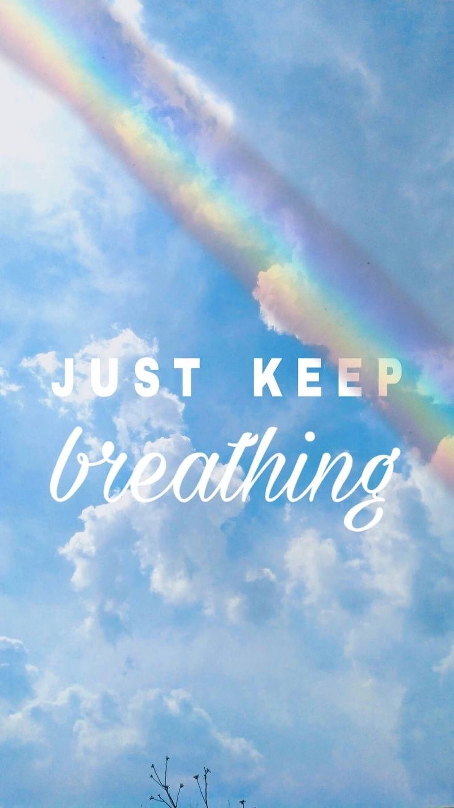 Breathing 桌布 壁紙 — 一道鮮豔的彩虹劃過明亮的藍天，伴隨著蓬鬆的白雲和振奮人心的文字「只要繼續呼吸」。
