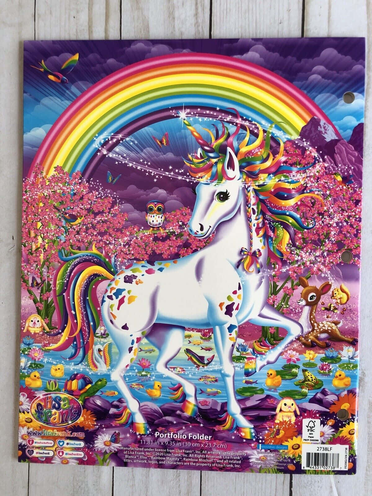 桌布 壁紙 — 一道鮮豔的彩虹拱起在一個擁有彩色鬃毛和尾巴的神奇獨角獸上方，牠站在一個被櫻花和頑皮動物環繞的池塘中。