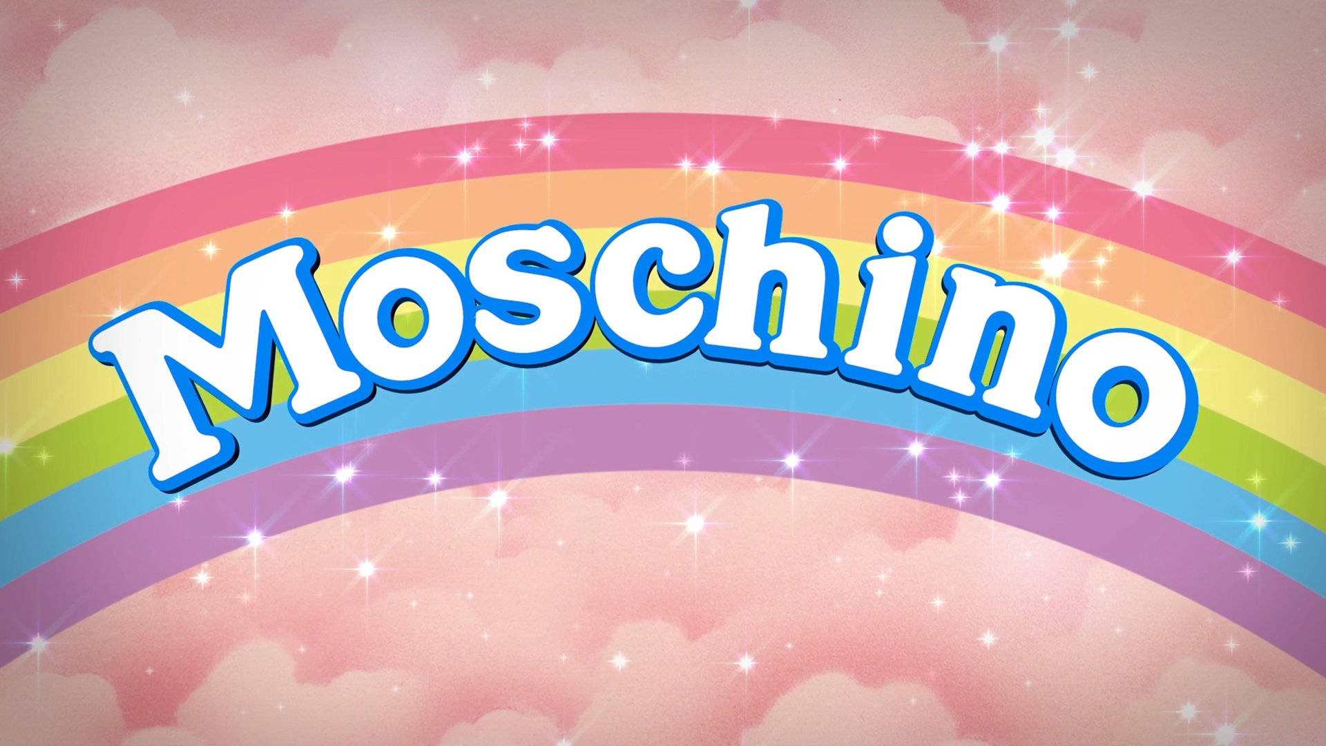moschino 桌布 壁紙 — 一道鮮豔的彩虹橫跨粉彩天空，閃爍的星星襯托著大膽的 Moschino 標誌。