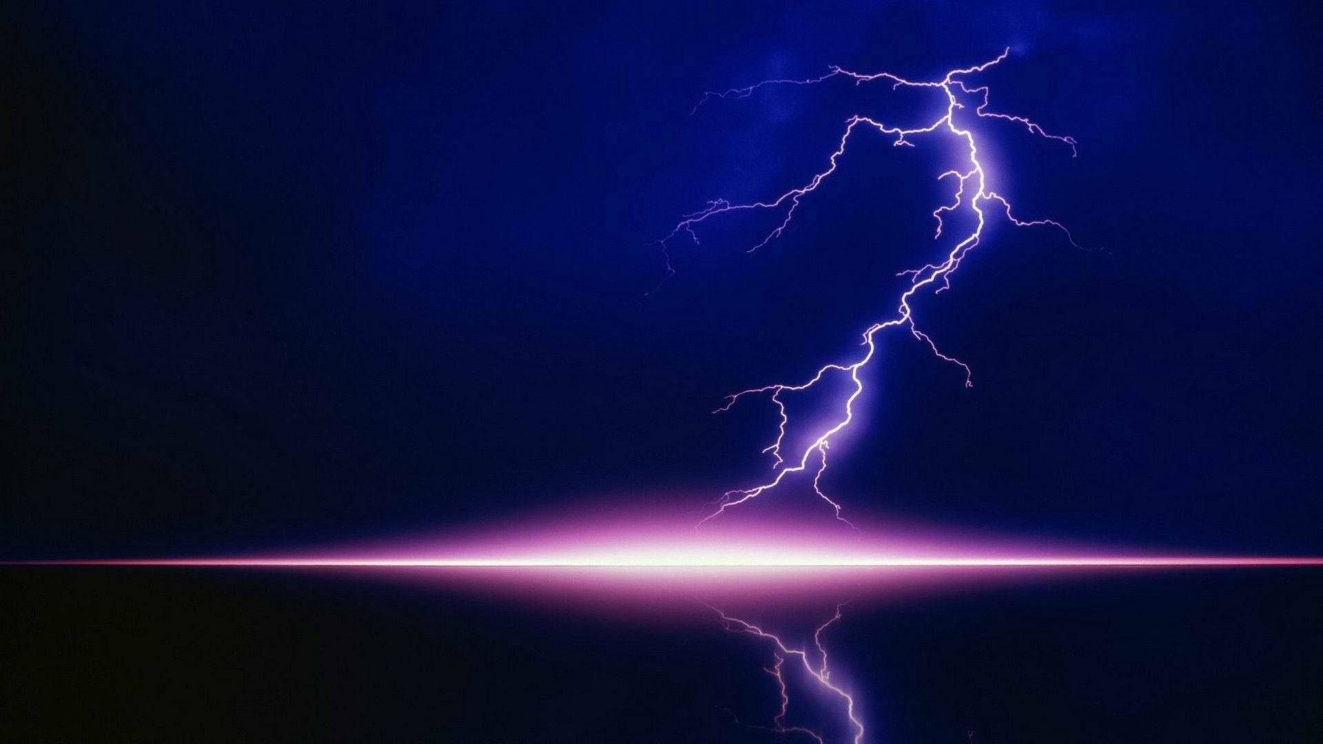 電力 桌布 壁紙 — 一道鮮豔的紫色閃電從深藍色的暴風雨天空中劈下，完美地倒映在下方平靜的水面上。