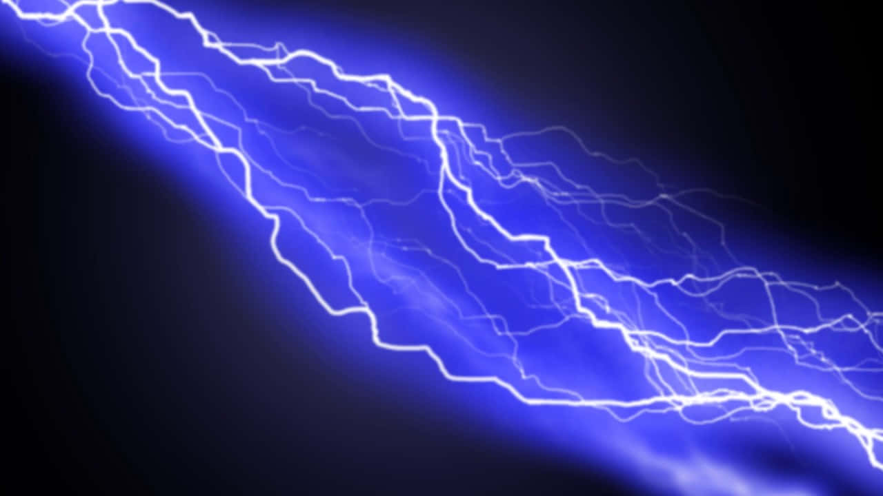 Electric 桌布 壁紙 — 一道鮮豔的藍色閃電斜劃過黑暗的天空，帶有發光的分支觸鬚。