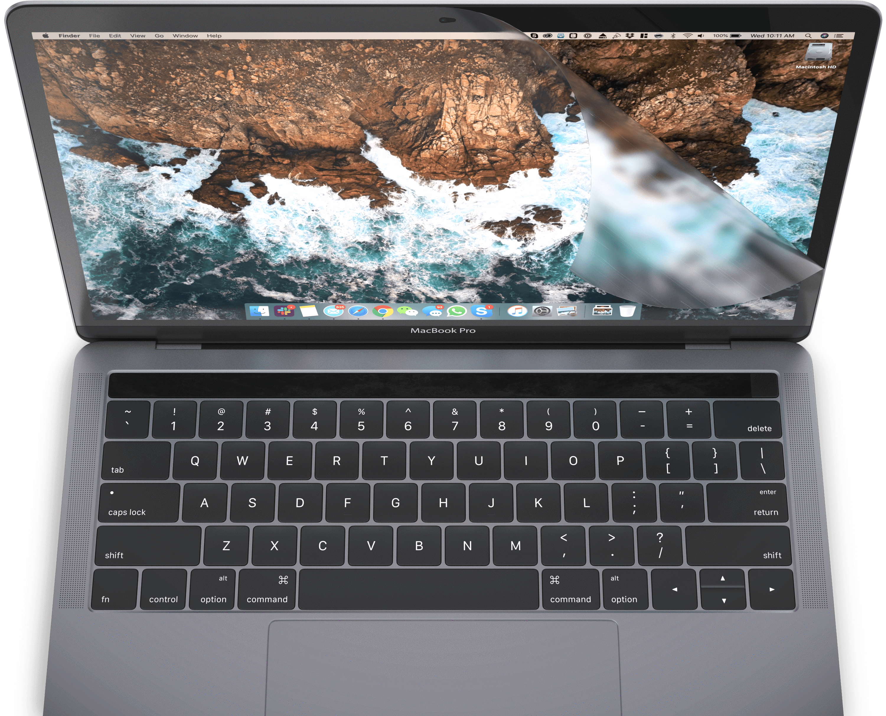 MacBook 動態圖片 桌布 壁紙 — 一部 MacBook Pro 筆記型電腦，配有堅固的海岸壁紙，顯示海浪拍打岩石懸崖。