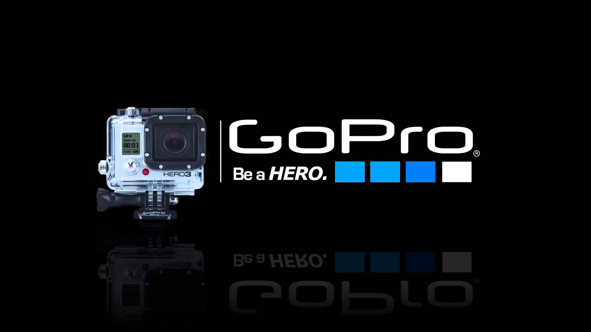 攝影 桌布 壁紙 — 一部GoPro HERO3相機，表面反光，黑色背景，旁邊有白色GoPro標誌和藍色正方形。