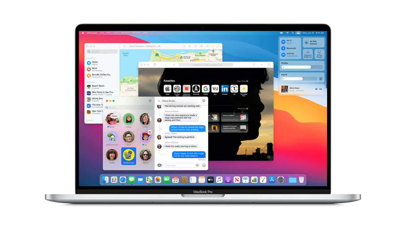 Mac 桌布 壁紙 — 一部MacBook Pro顯示充滿活力的macOS桌面，多個應用程式視窗開啟，背景是色彩繽紛的日落剪影桌布。