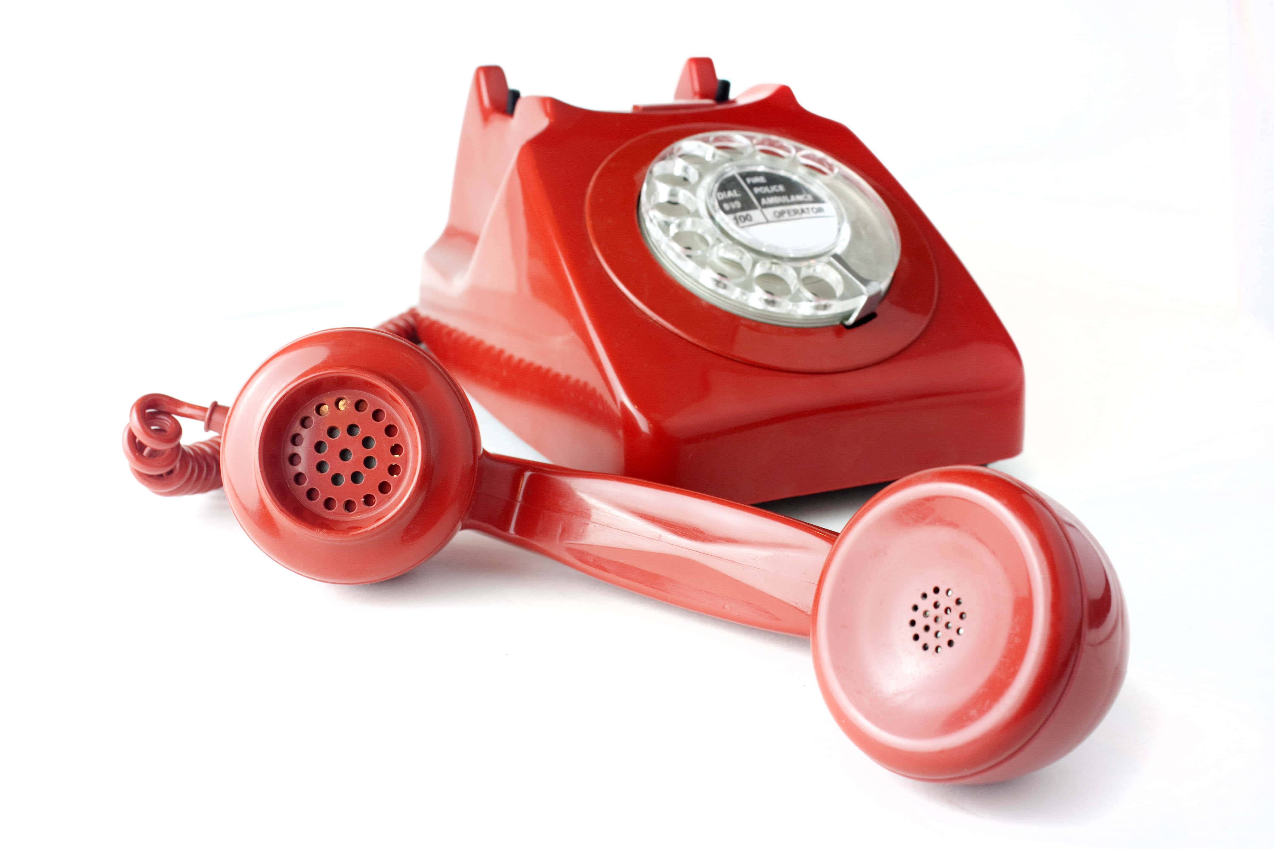 Phone Call 桌布 壁紙 — 一部亮面紅色轉盤電話，聽筒放在底座旁邊，背景為純白色。