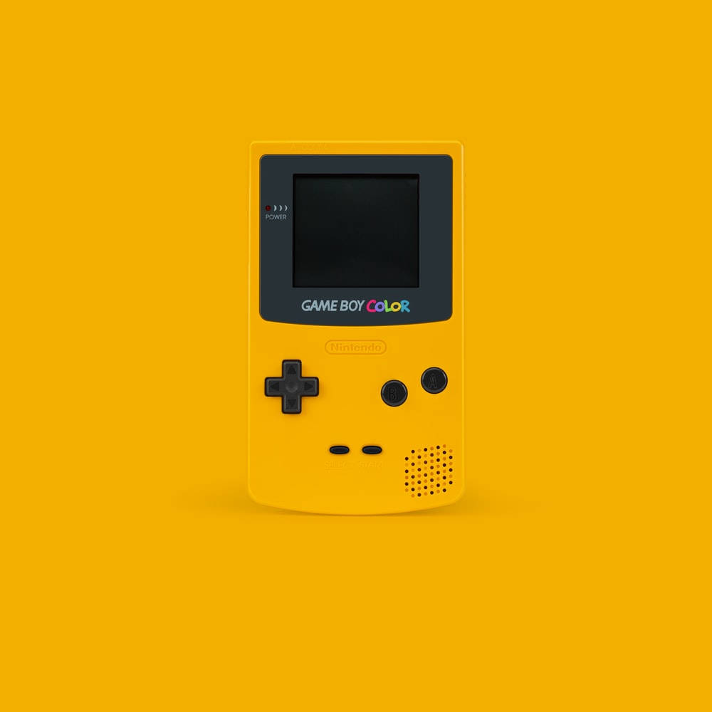 game 桌布 壁紙 — 一部亮黃色 Game Boy Color 主機置中於純黃色背景上，帶有柔和陰影。