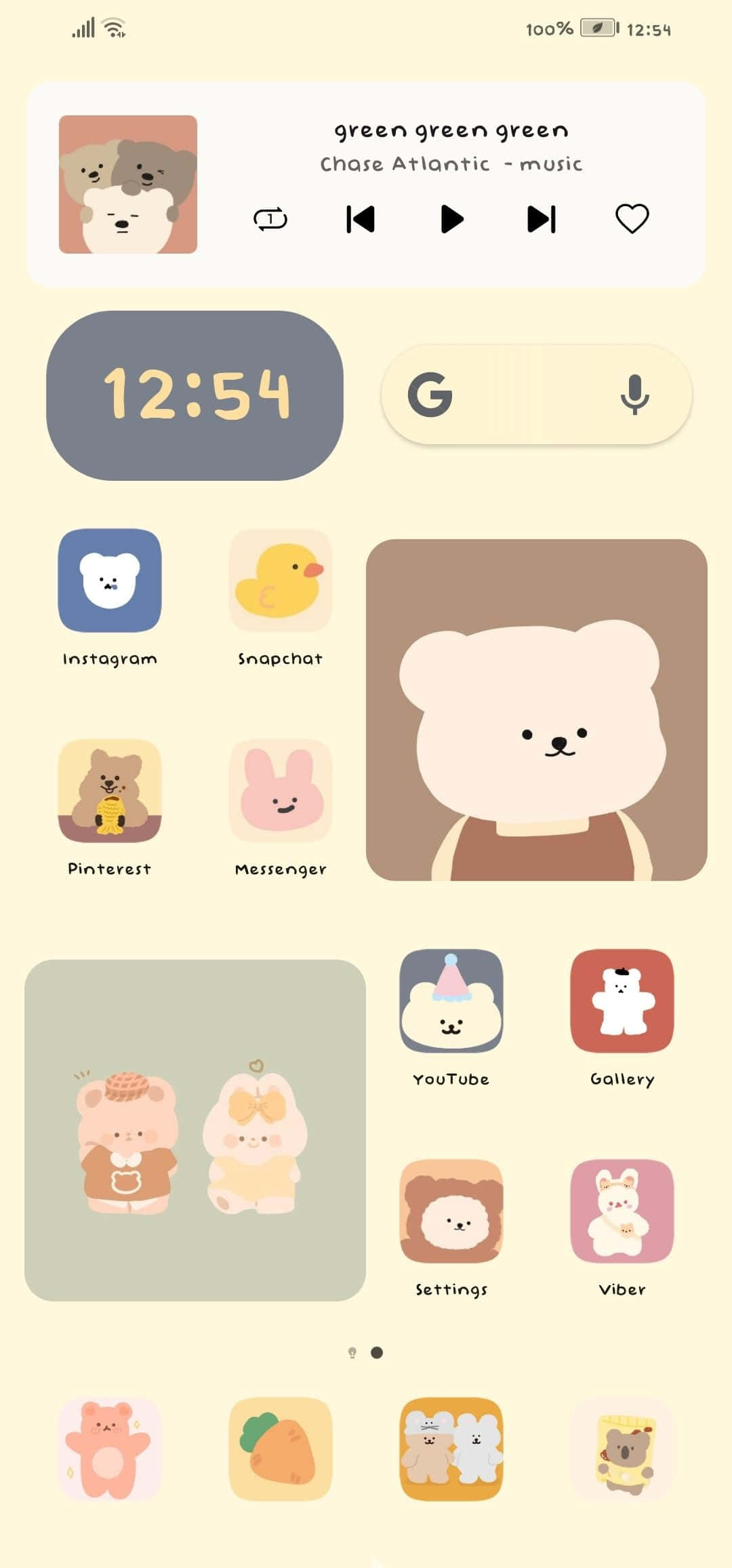 Aesthetic Widgets 桌布 壁紙 — 一部以柔和色調為主的電話主螢幕，配有可愛動物主題的應用程式圖示和音樂播放器小工具。
