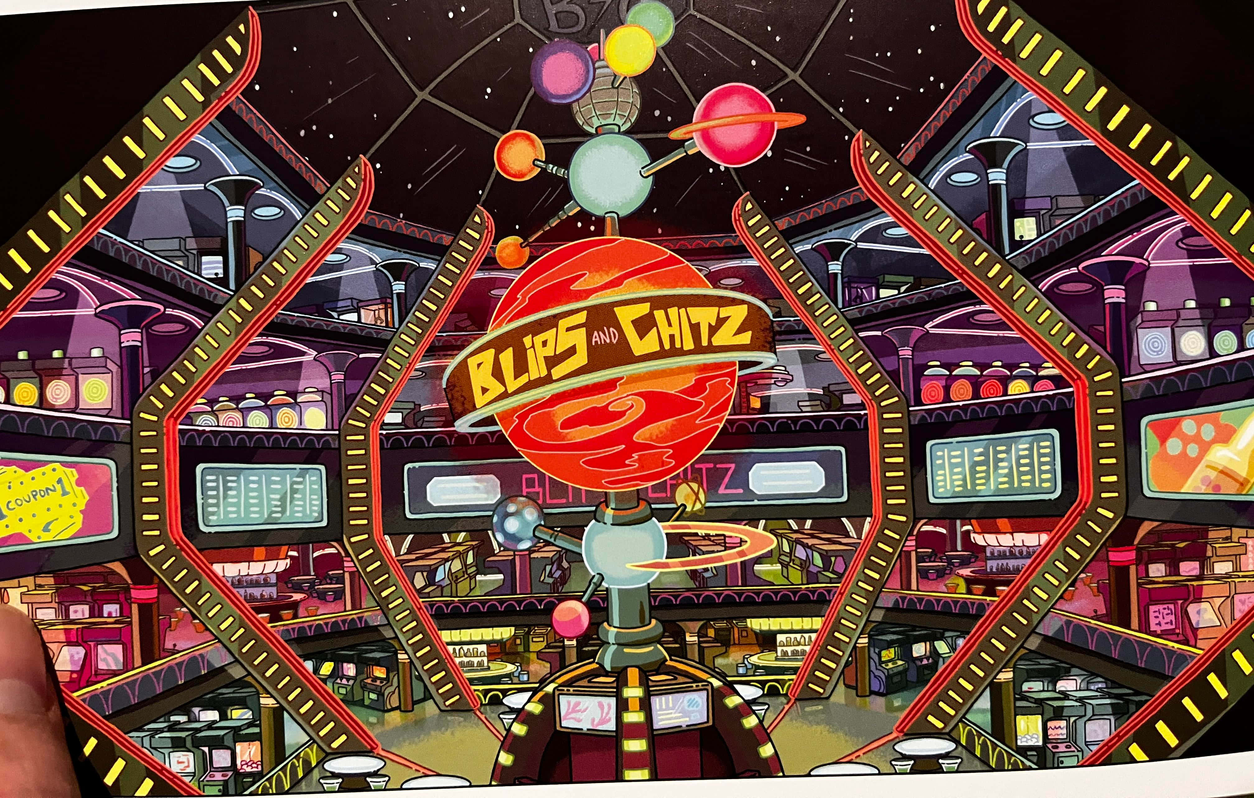 Blips And Chitz 桌布 壁紙 — 一部充滿活力的復古未來風格彈珠機，帶有霓虹燈、宇宙行星和中央的「Blips and Chitz」標誌。