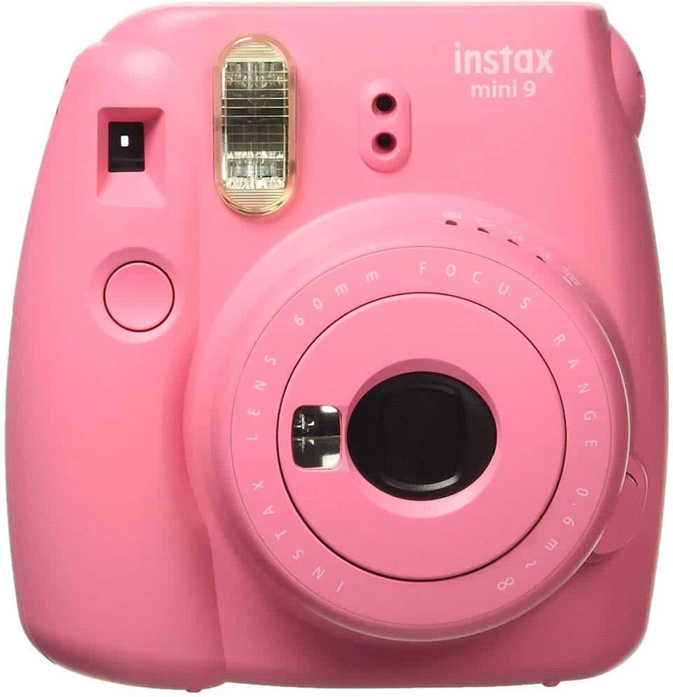 Polaroid Camera 桌布 壁紙 — 一部充滿活力的粉紅色Fujifilm Instax Mini 9即時相機，帶有金色閃光燈和白色文字，背景為純白色。