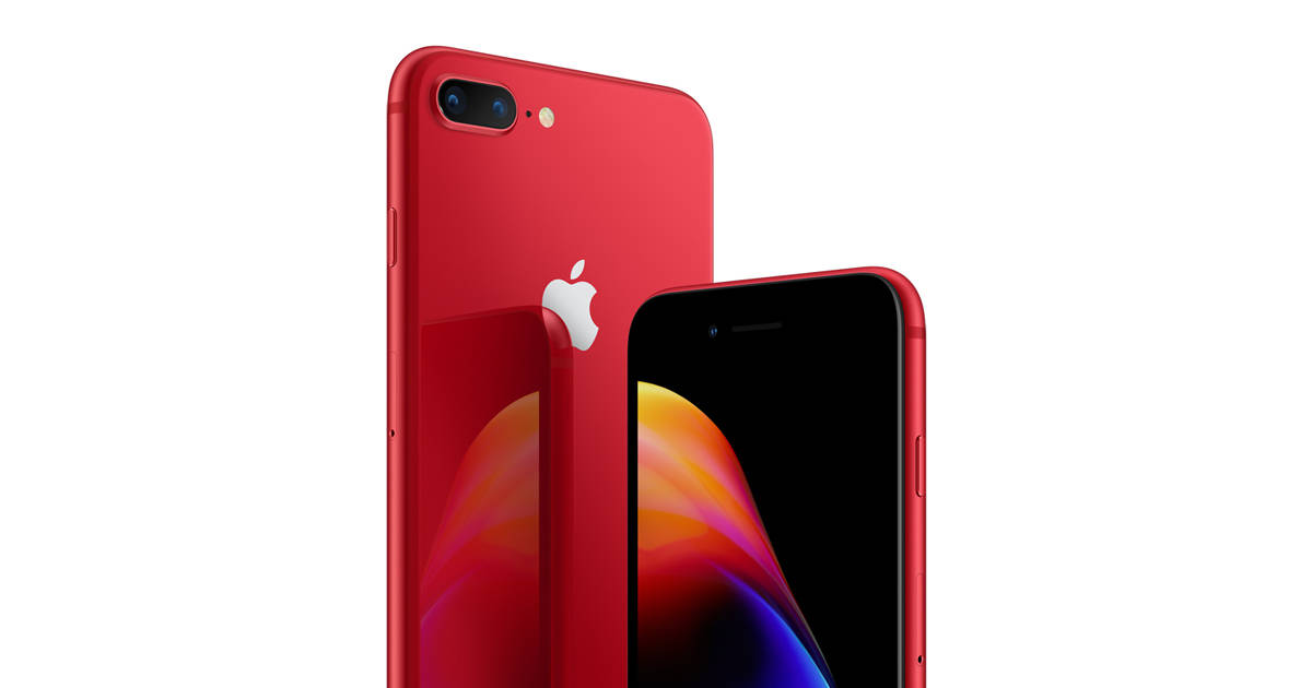iPhone 8 桌布 壁紙 — 一部充滿活力的紅色 iPhone 8 Plus 從背面和正面展示在乾淨的白色背景上。