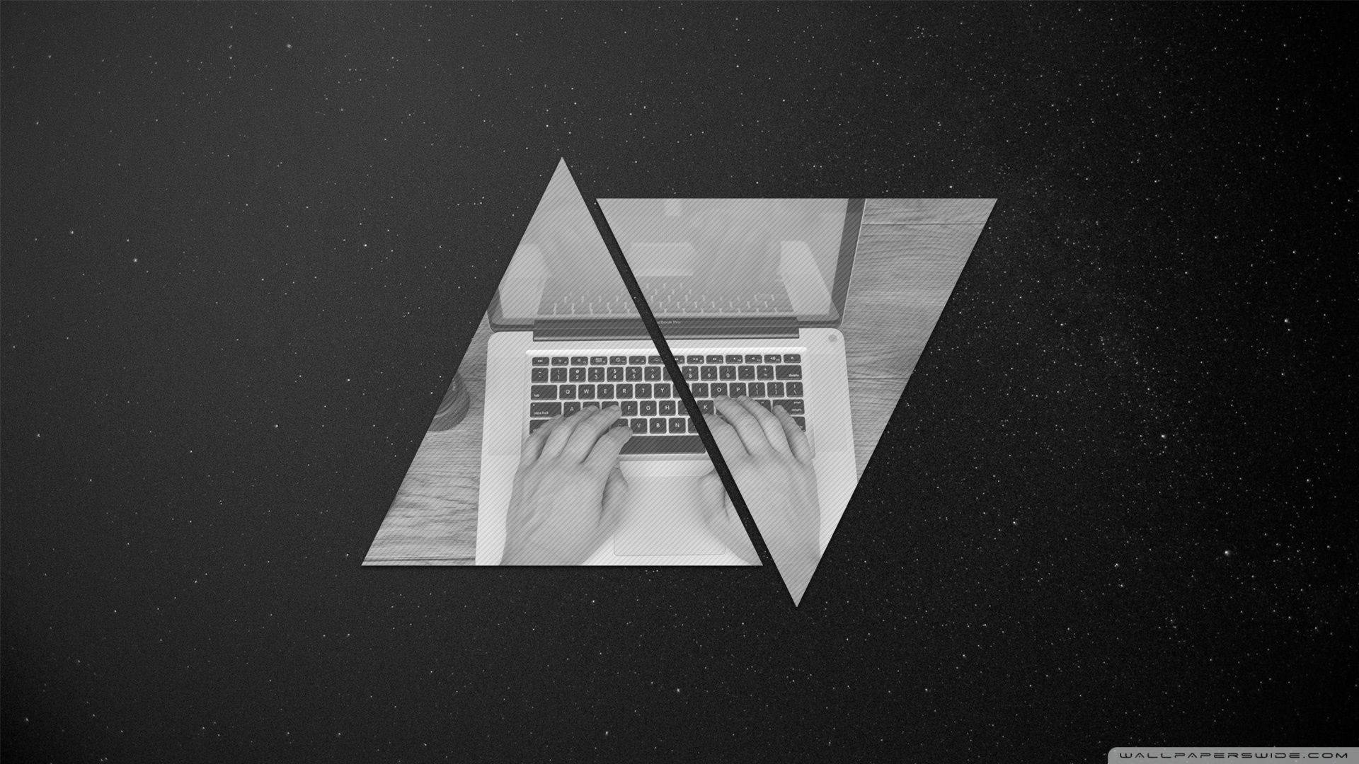 4K程式壁紙 桌布 壁紙 — 一部單色筆記型電腦，雙手正在打字，被框在一個幾何三角形內，背景是繁星點點的夜空。