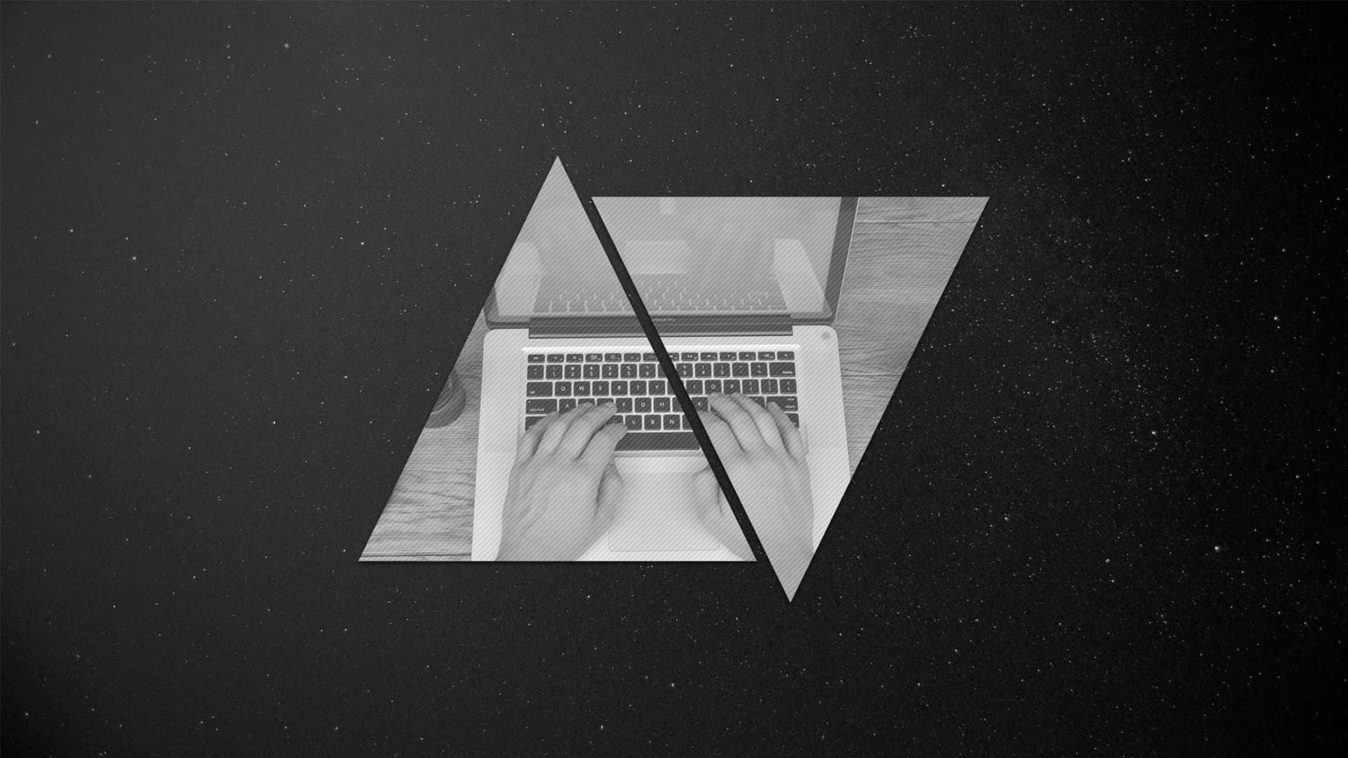 Code 桌布 壁紙 — 一部單色筆記型電腦，雙手正在打字，在一個三角形內對角線分割，背景是星空黑色。