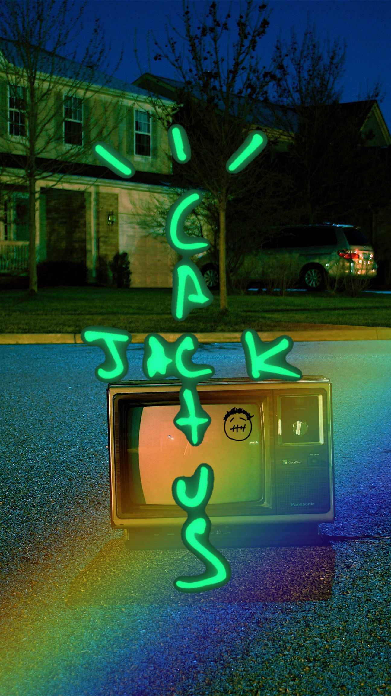 仙人掌傑克 桌布 壁紙 — 一部帶有發光綠色「CACKUS」文字的復古電視機在夜間放在車道上，將彩虹光投射到郊區房屋和停泊的汽車上。