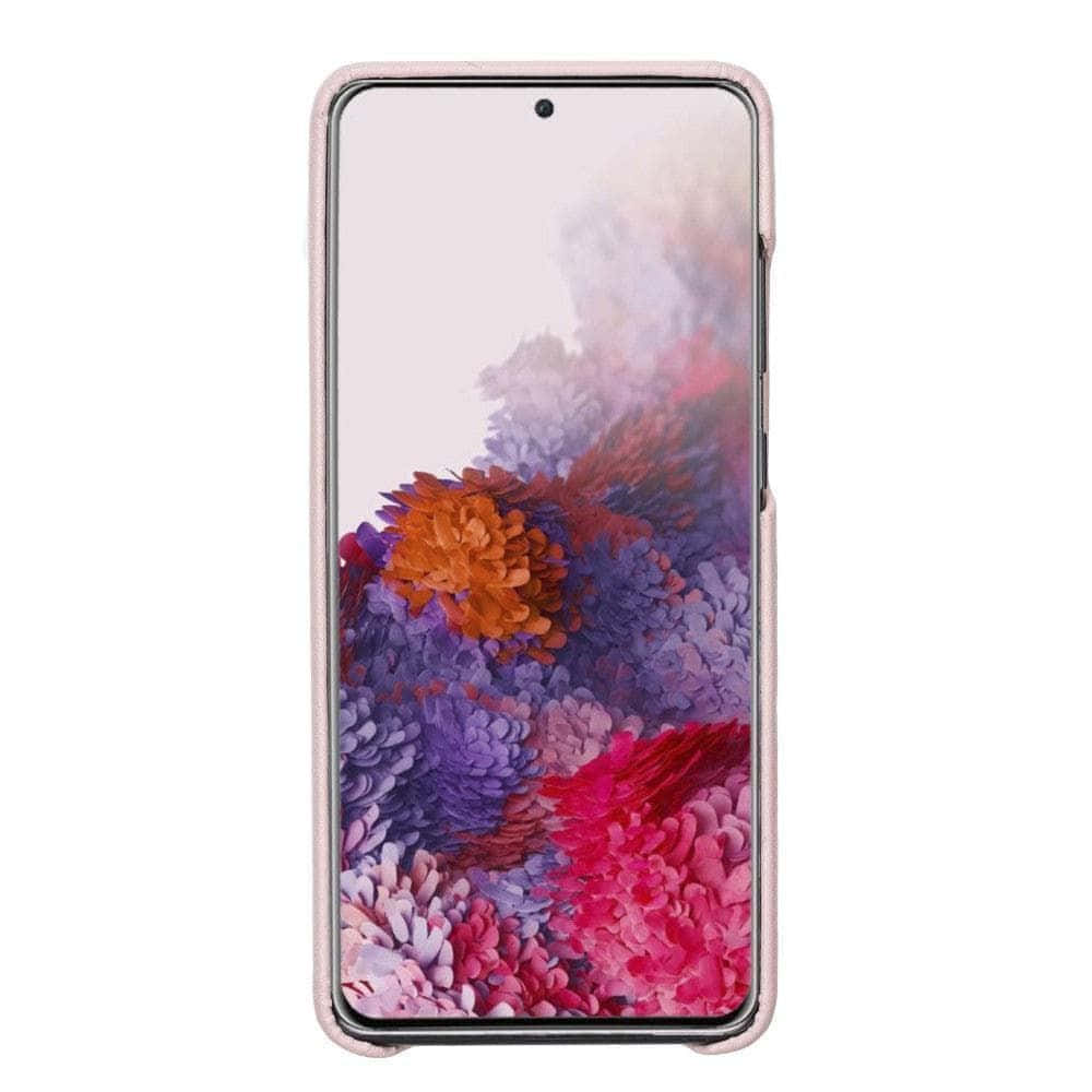 Note 10 桌布 壁紙 — 一部帶有粉紅色保護殼的智慧型手機顯示了一個充滿活力的抽象桌布，上面有橙色、紫色和粉紅色調的色彩繽紛的花朵圖案。