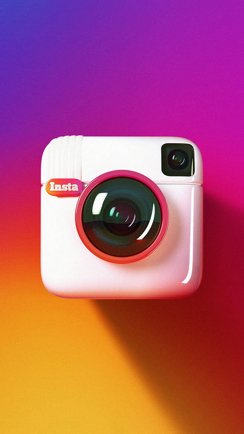 Cute Instagram 桌布 壁紙 — 一部帶有紅色點綴的白色 Insta 相機，居中放置在紫色、粉紅色、橙色和黃色的鮮豔漸變背景上。