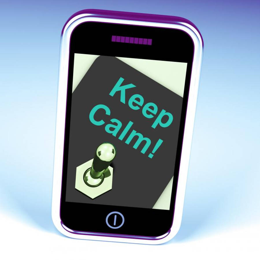 keep 桌布 壁紙 — 一部復古智慧型手機在漸層藍色背景上顯示「Keep Calm!」訊息，並帶有搖桿圖形。