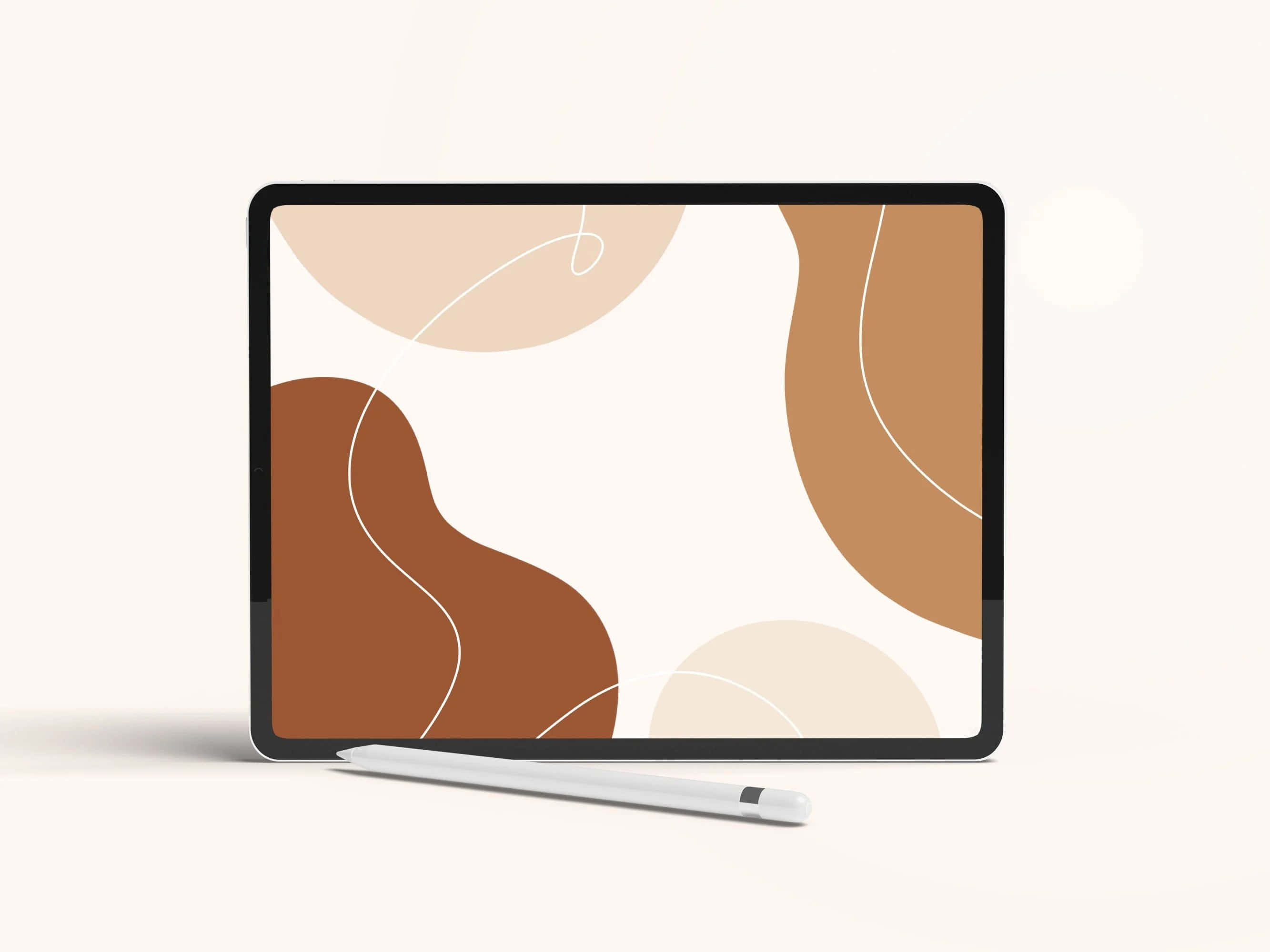 iPad 桌布 壁紙 — 一部時尚平板電腦展示極簡抽象桌布，以柔和奶油色背景襯托大地色調的棕米色形狀和白色輪廓。