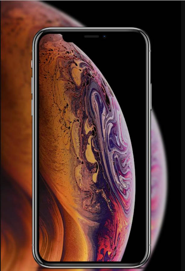 Apple iPhone 預設 桌布 壁紙 — 一部時尚智慧型手機在黑暗宇宙背景上顯示充滿活力的旋轉抽象桌布，並帶有模糊的行星球體。