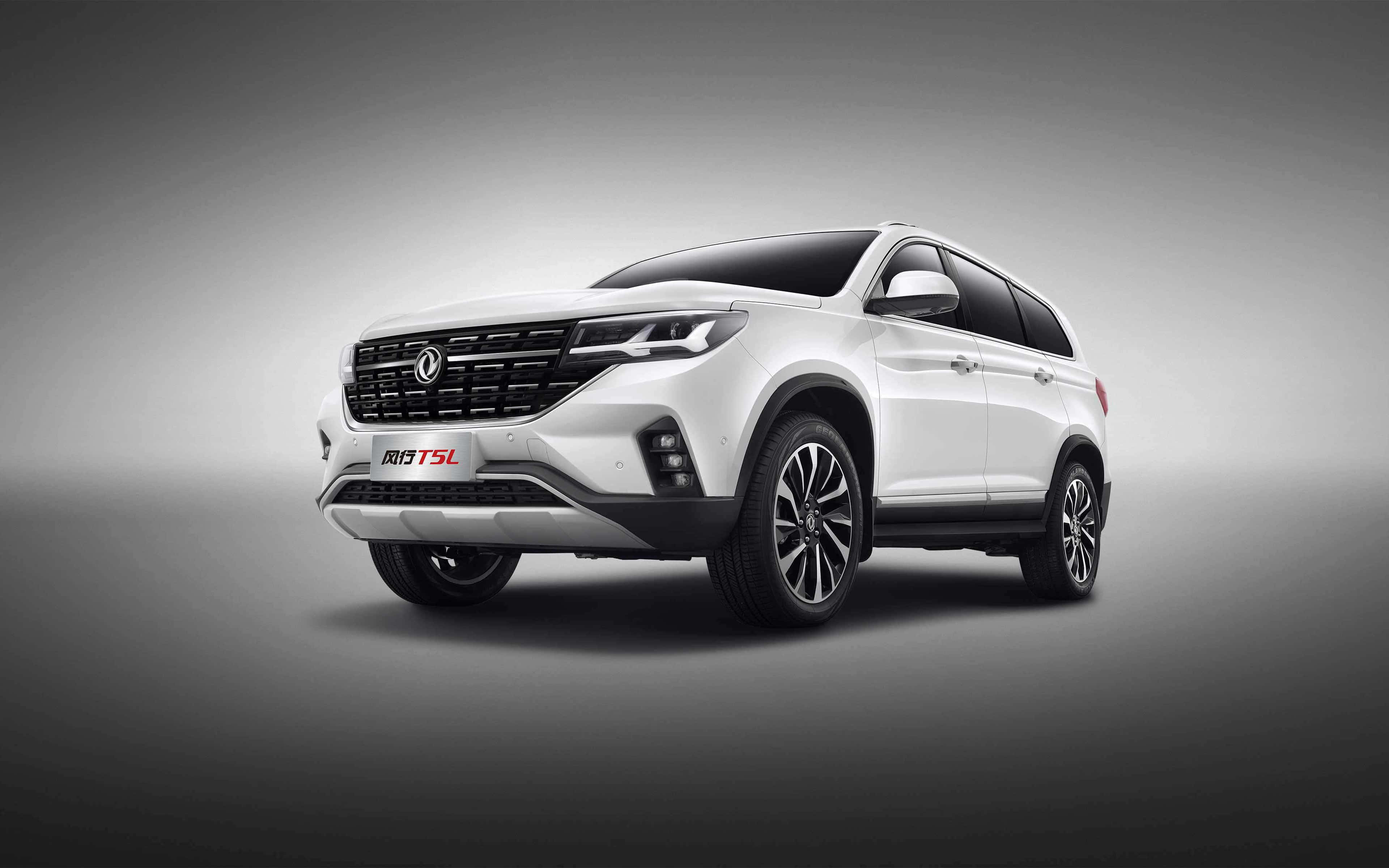 Dongfeng 桌布 壁紙 — 一部時尚白色SUV，配備現代車頭燈和合金輪圈，在漸變灰色工作室背景前展示。