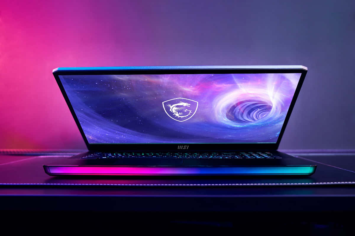 微星 桌布 壁紙 — 一部時尚的 MSI 遊戲筆記型電腦，配備鮮豔的 RGB 燈光，在粉紅和紫色漸變背景上顯示宇宙星雲和旋轉星系。