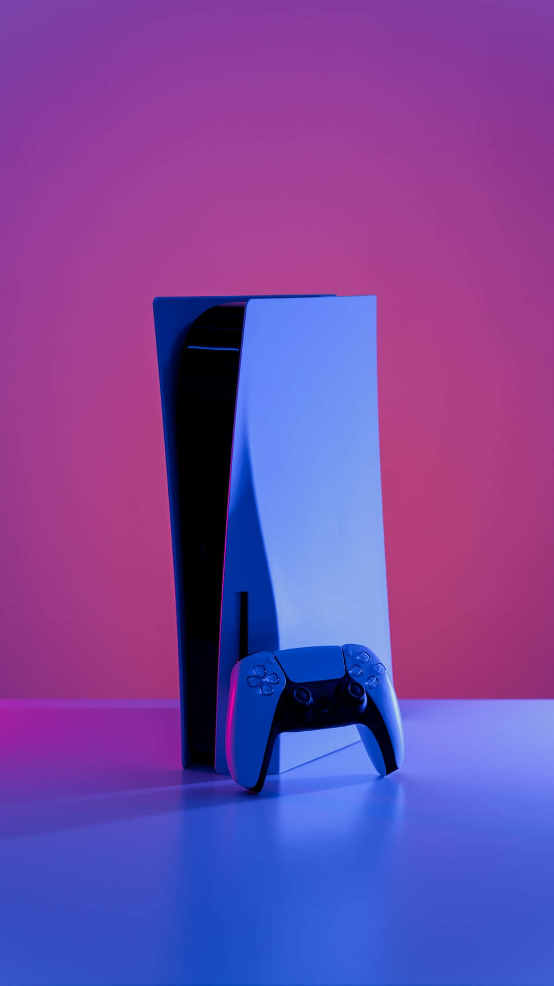 PS5 動態圖片 桌布 壁紙 — 一部時尚的PlayStation 5主機和控制器，在漸變紫色和粉紅色的背景上，帶有冷藍色燈光。