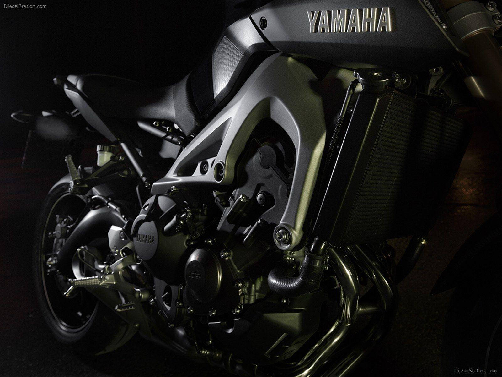 機車 桌布 壁紙 — 一部時尚的Yamaha機車引擎在黑暗背景下，於戲劇性的工作室燈光下閃閃發光。