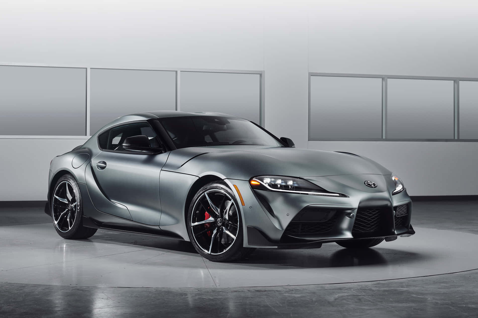 簡約風格攝影棚中的啞光灰色豐田Supra跑車。 — Toyota Supra Mk4 壁紙