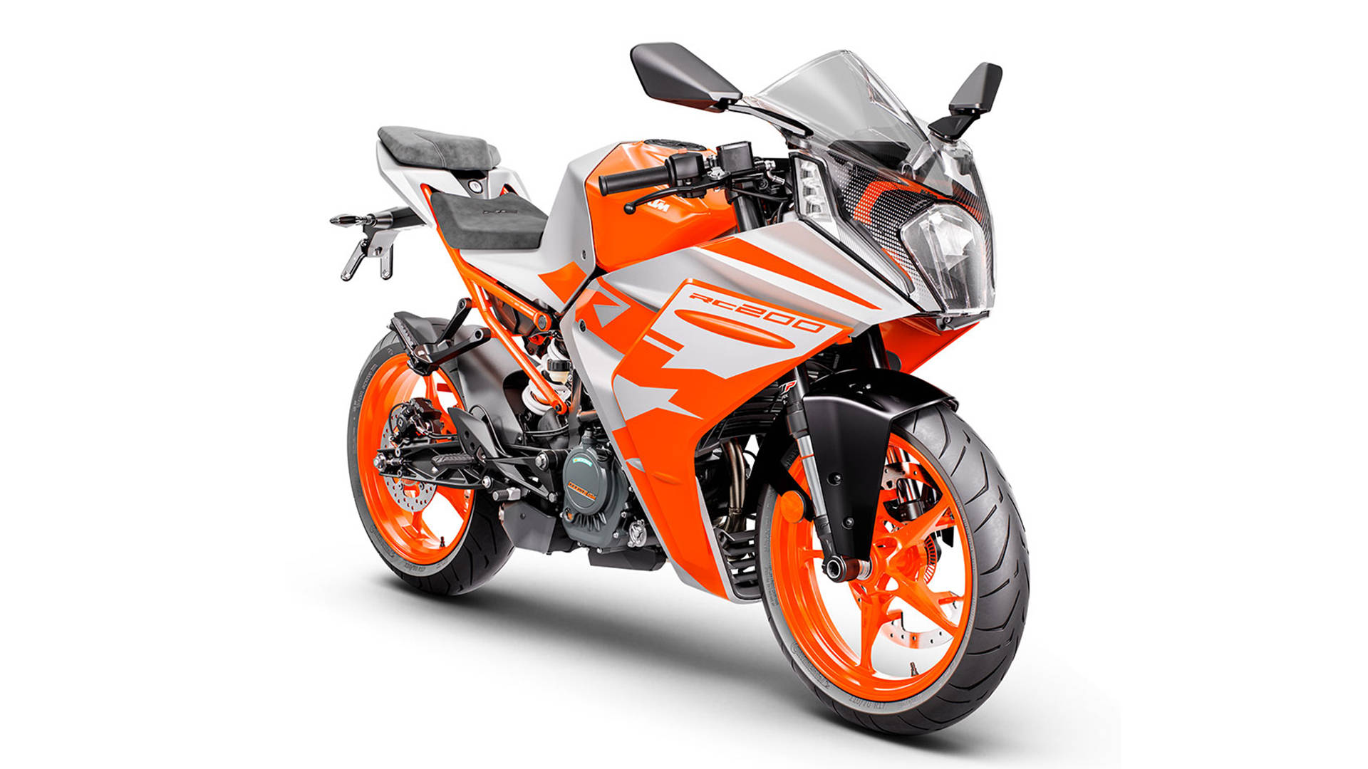 KTM RC 200 桌布 壁紙 — 一部時尚的橙色和白色KTM RC 800運動機車，帶有黑色點綴和銀色輪圈，在乾淨的白色背景下拍攝。