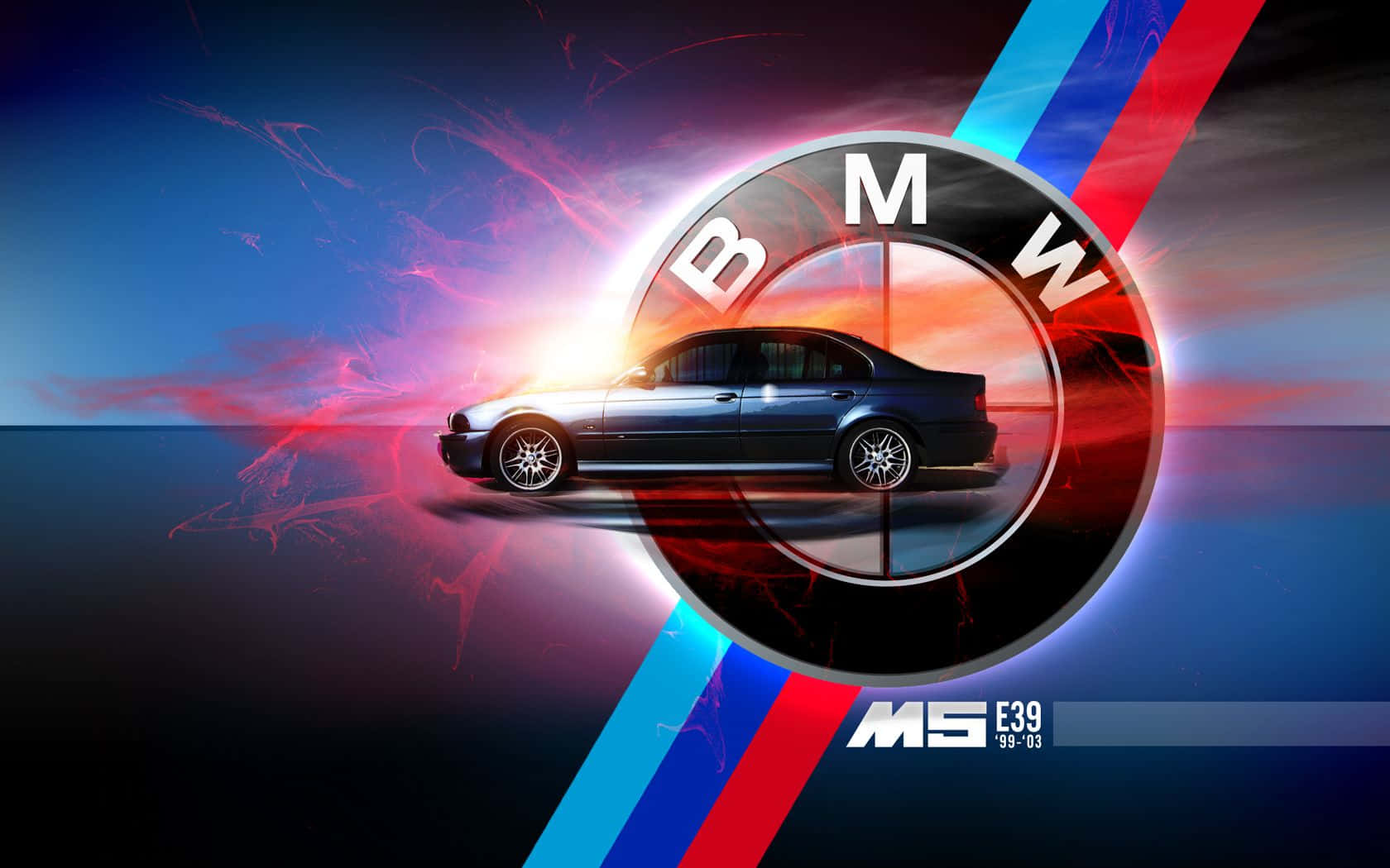 BMW 動圖 桌布 壁紙 — 一部時尚的深藍色BMW M5 E39轎車在充滿活力的抽象背景中發光，背景帶有紅色、藍色和橙色的能量條紋。