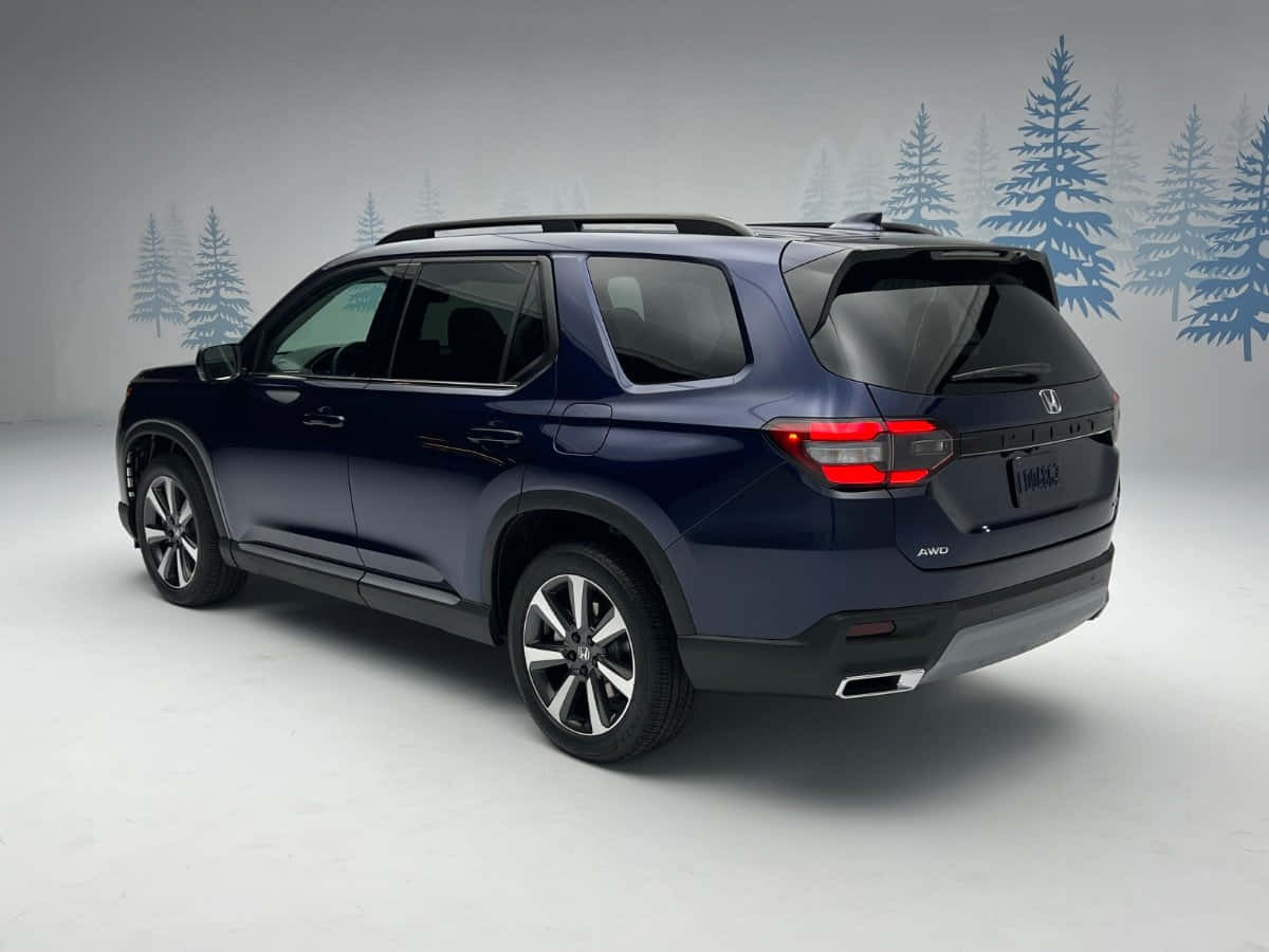 Honda Pilot 桌布 壁紙 — 一部時尚的深藍色本田Pilot SUV在工作室中展示，背景是風格化的松樹。