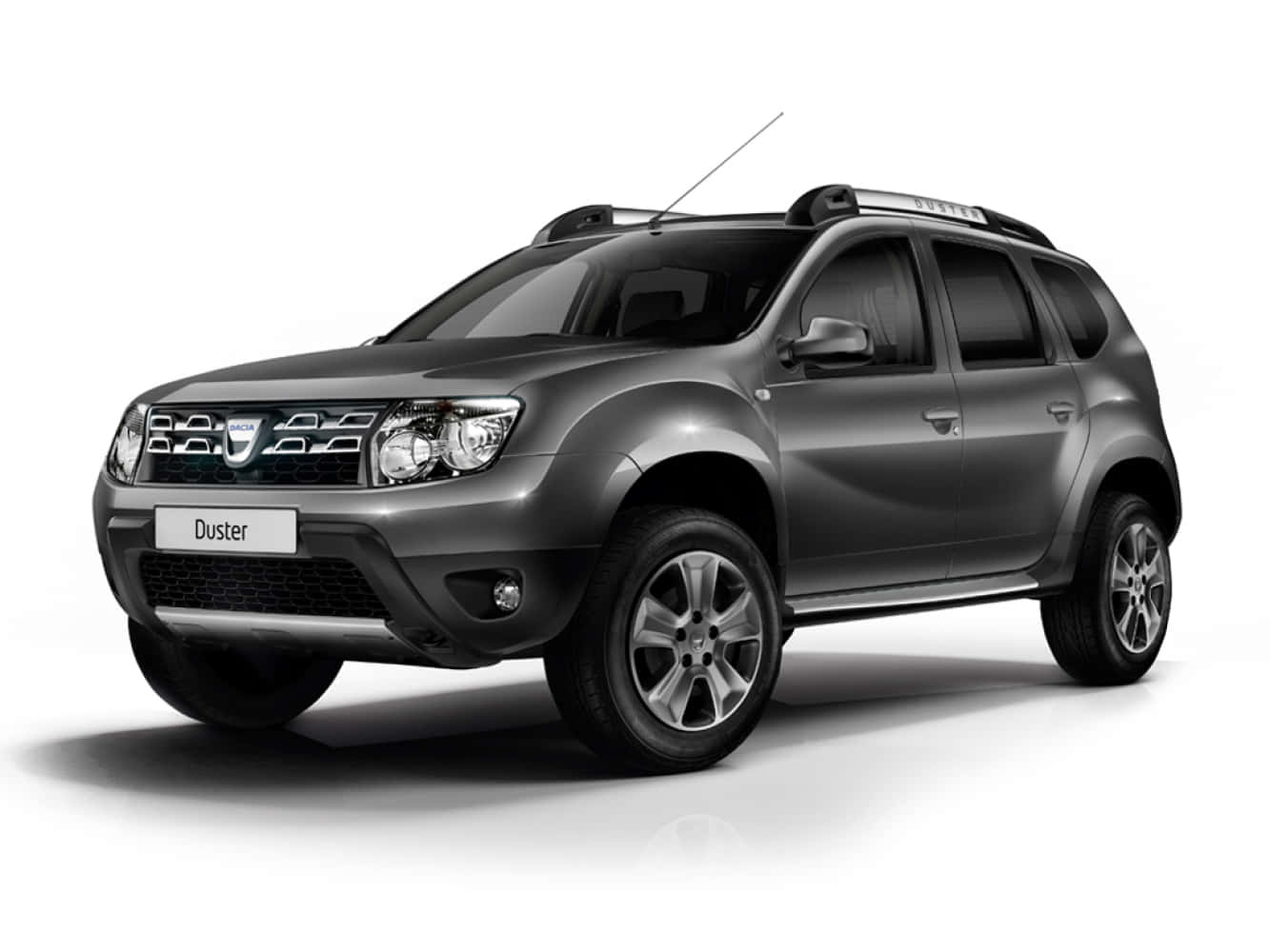 Dacia 桌布 壁紙 — 一部時尚的灰色Dacia Duster SUV在純白背景前展現其現代設計和堅固特點。