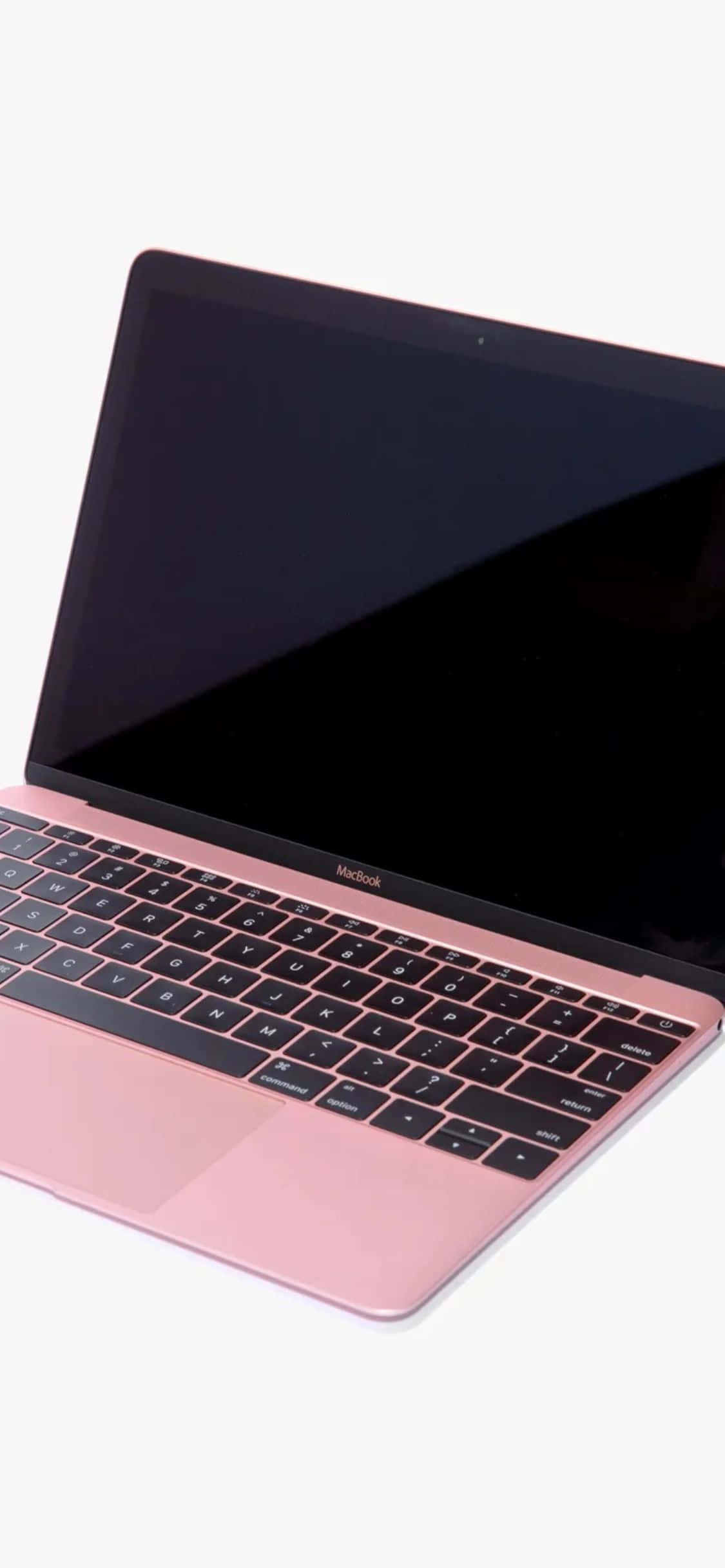 iPhone Xs Computer 桌布 壁紙 — 一部時尚的玫瑰金色 MacBook 筆記型電腦，配備黑色鍵盤和深色螢幕，傾斜放置在純白色背景上。