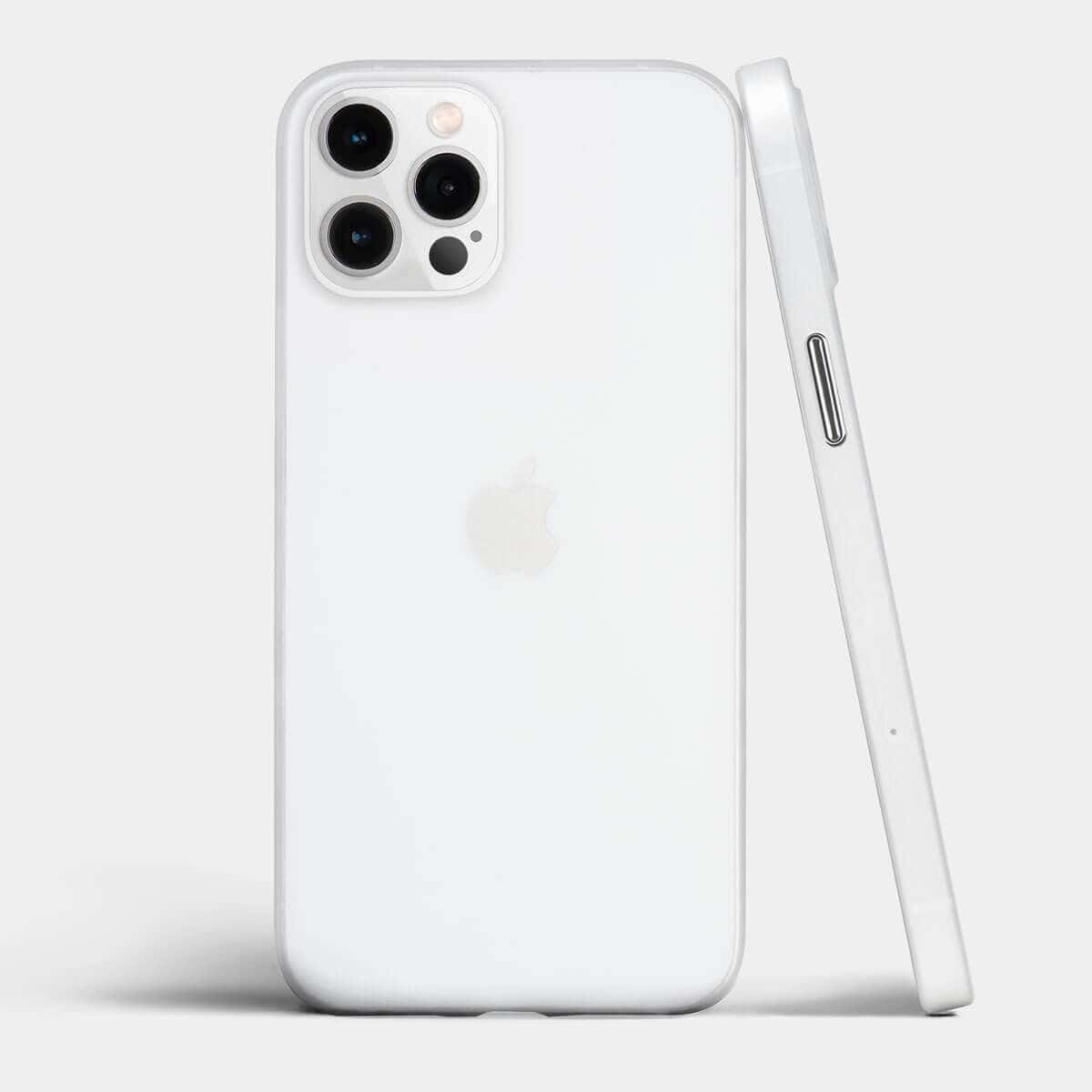 iPhone 12 桌布 壁紙 — 一部時尚的白色 iPhone 13 Pro Max 配透明保護殼，從背面和側面展示，背景為簡約灰色。